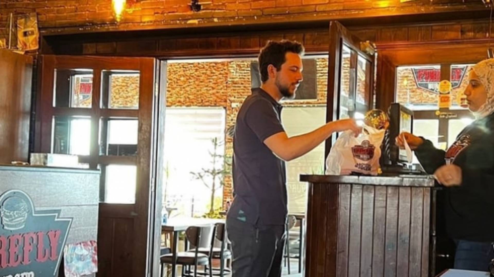 ولي العهد أثناء زيارته إلى المطعم