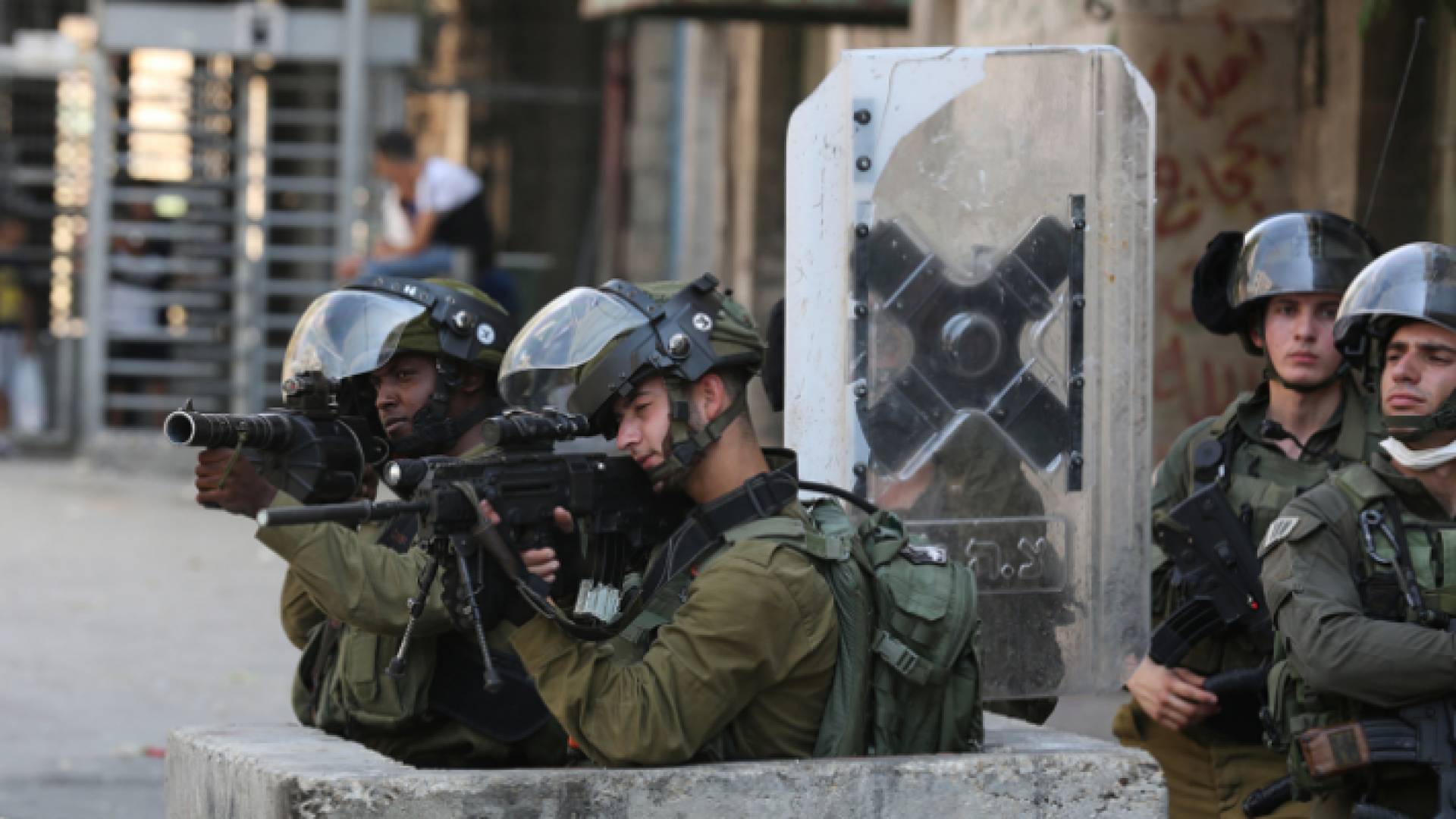 صورة أرشيفية لجنديين في قوات الاحتلال يصوبان بندقيتيهما نحو فلسطينيين