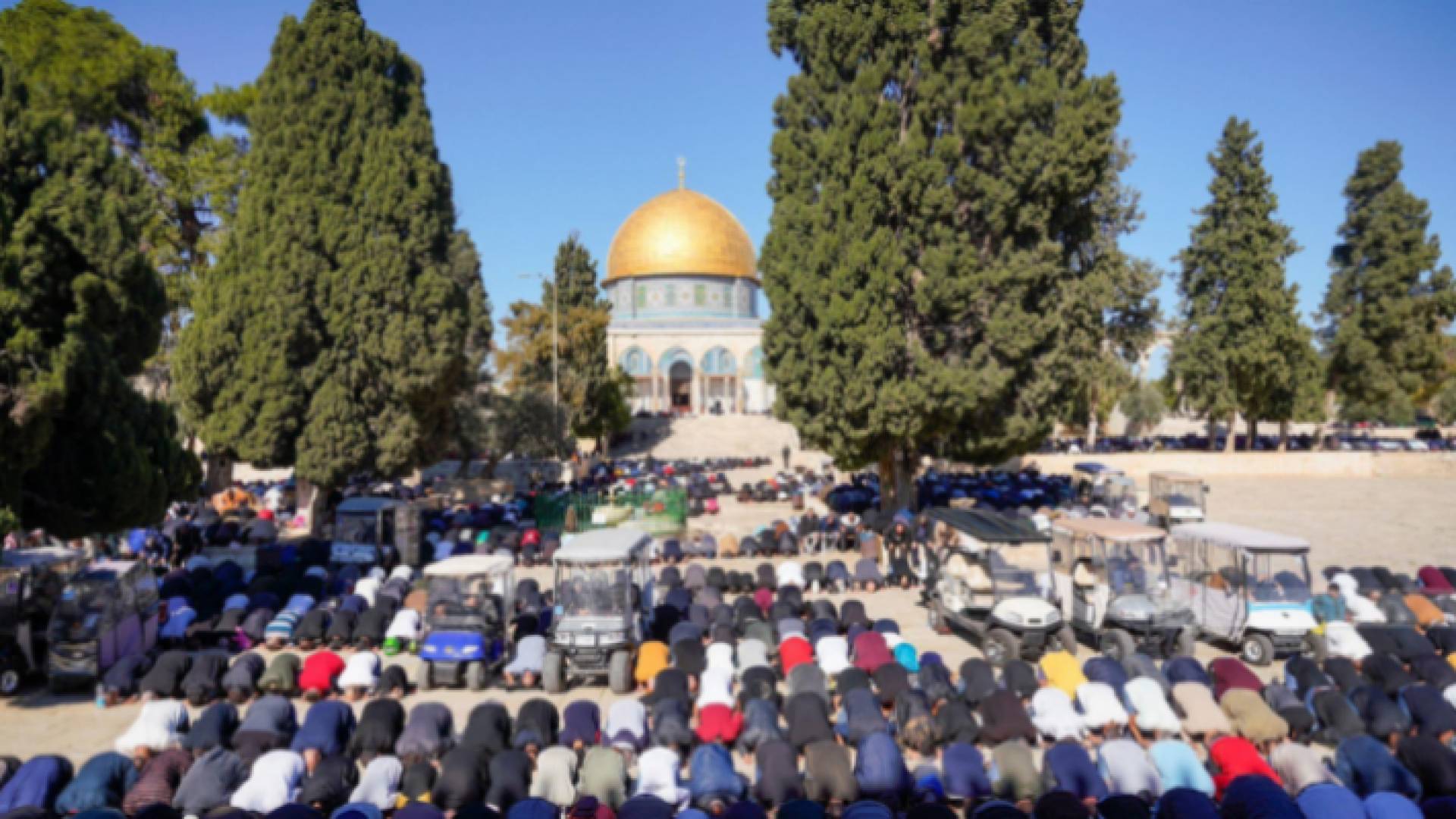 صورة أرشيفية لفلسطينيين يؤدون صلاة الجمعة في المسجد الأقصى