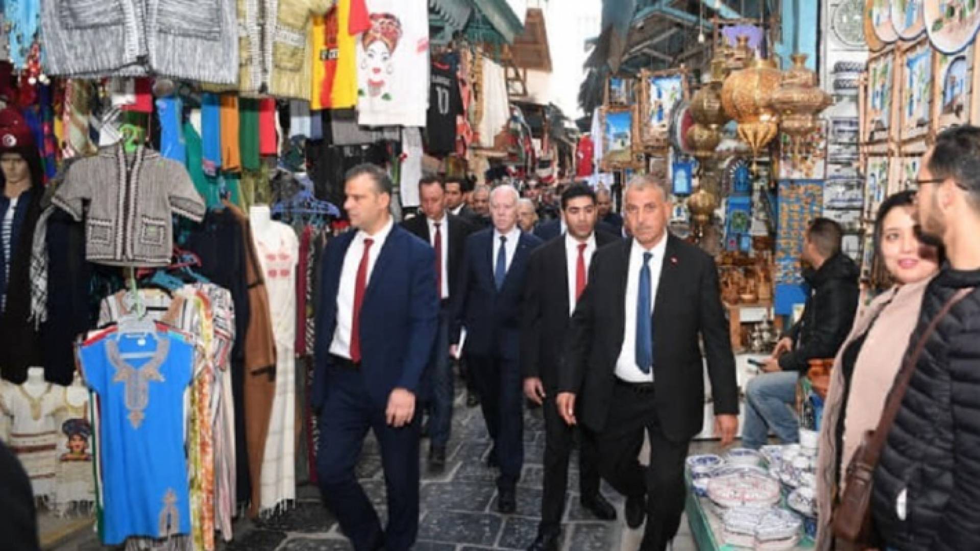 الرئيس التونسي قيس سعيد خلال زيارة الأسواق القديمة في العاصمة تونس