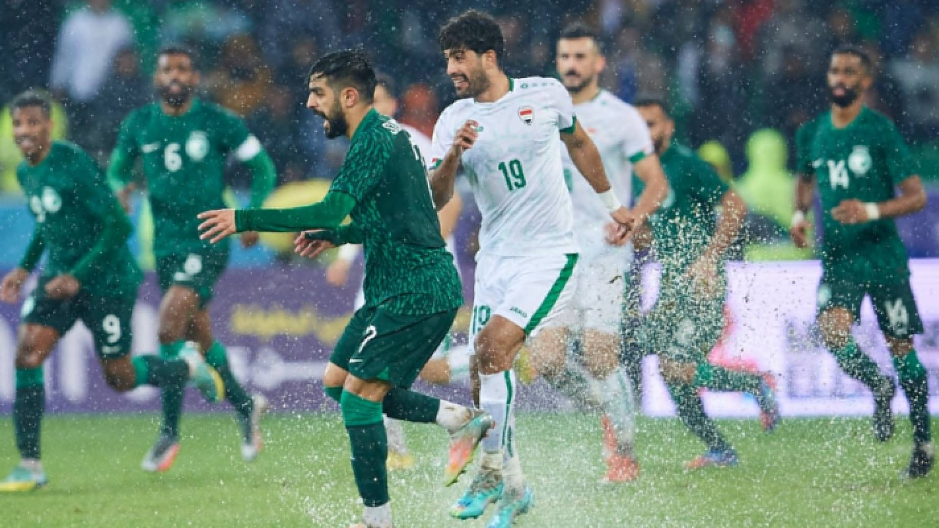 من مباراة العراق والسعودية والتي شهدت تساقطا كثيفا للأمطار
