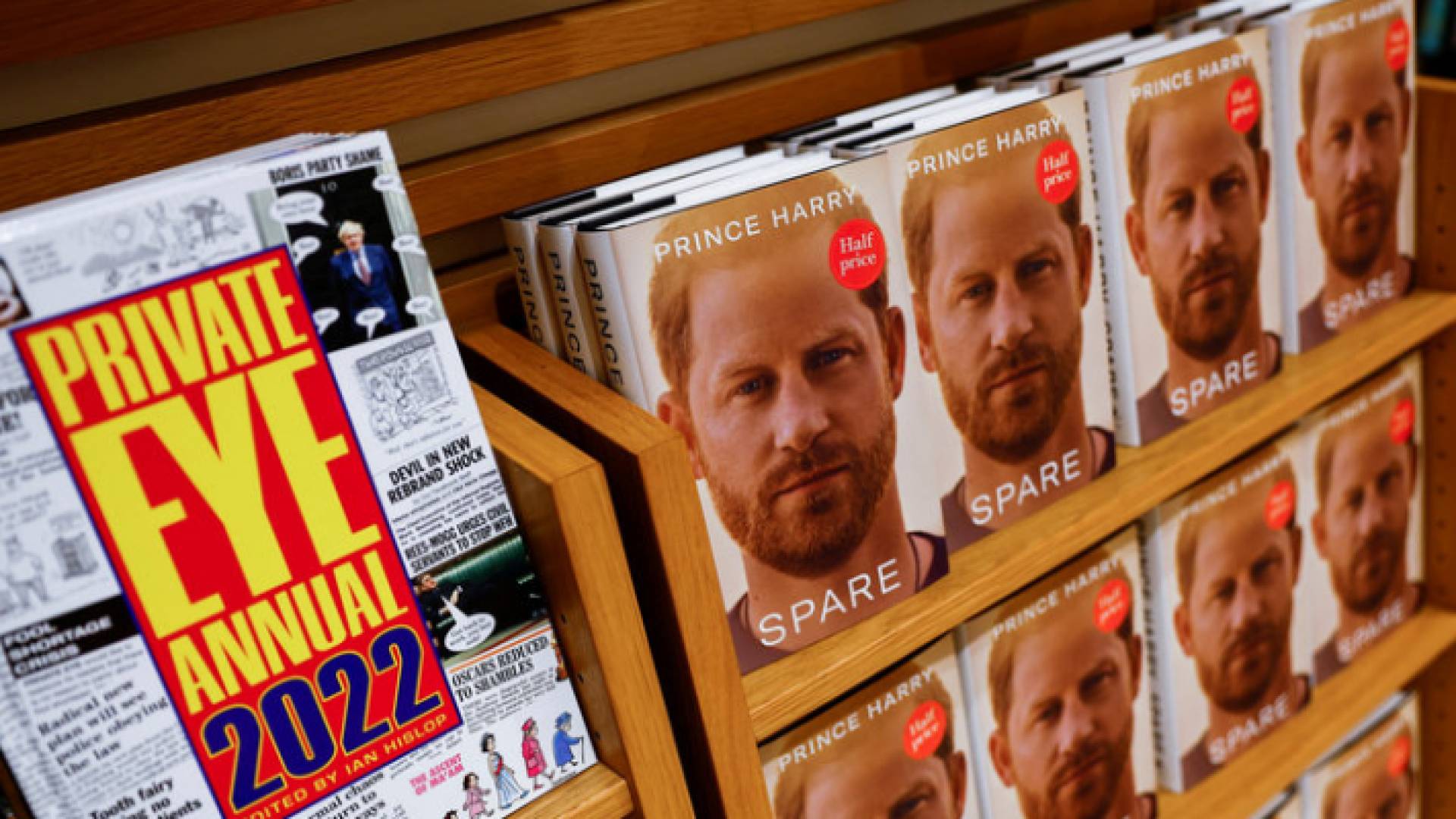 نسخ من كتاب "سبير" في أحد المتاجر البريطانية