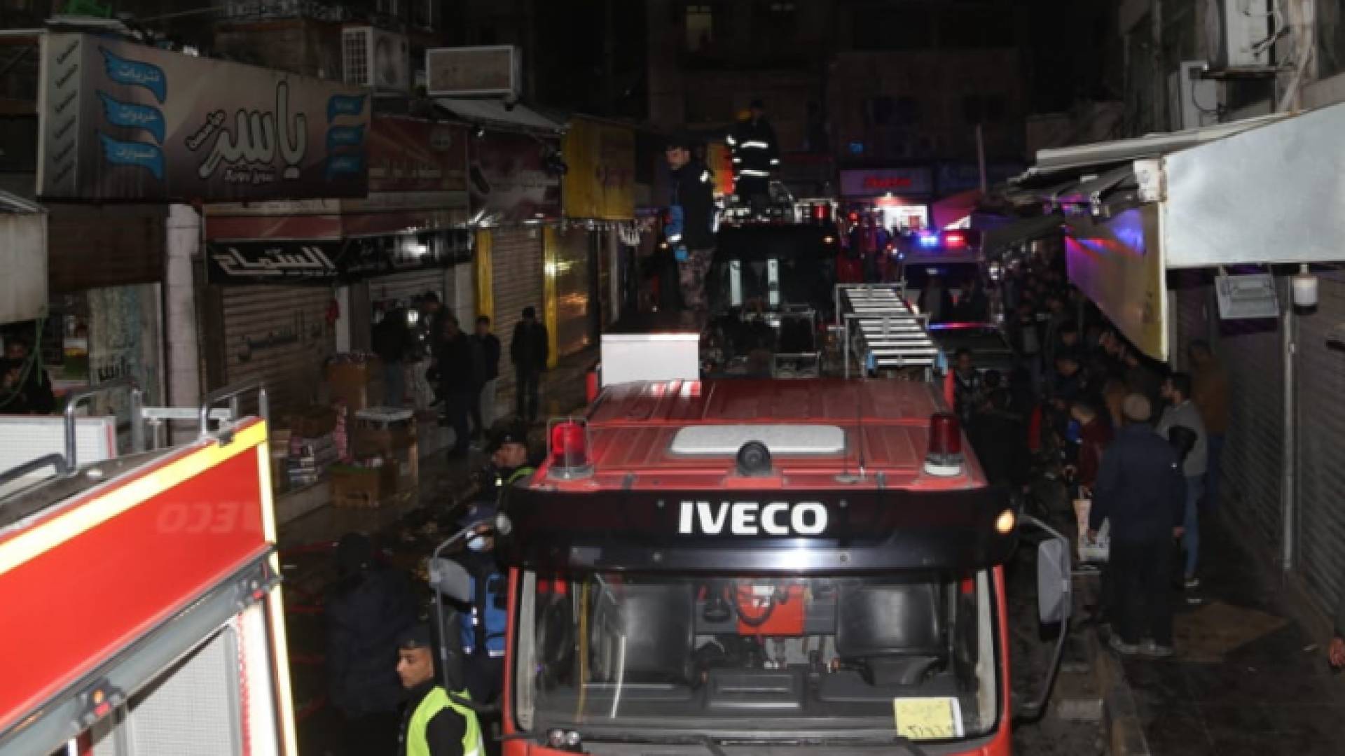 كوادر الدفاع المدني في الموقع