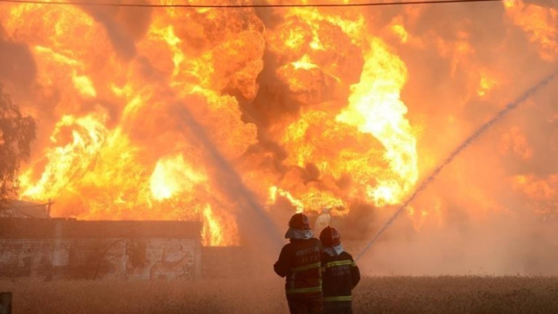 صورة أرشيفية لرجال إنقاذ يخمدون النيران