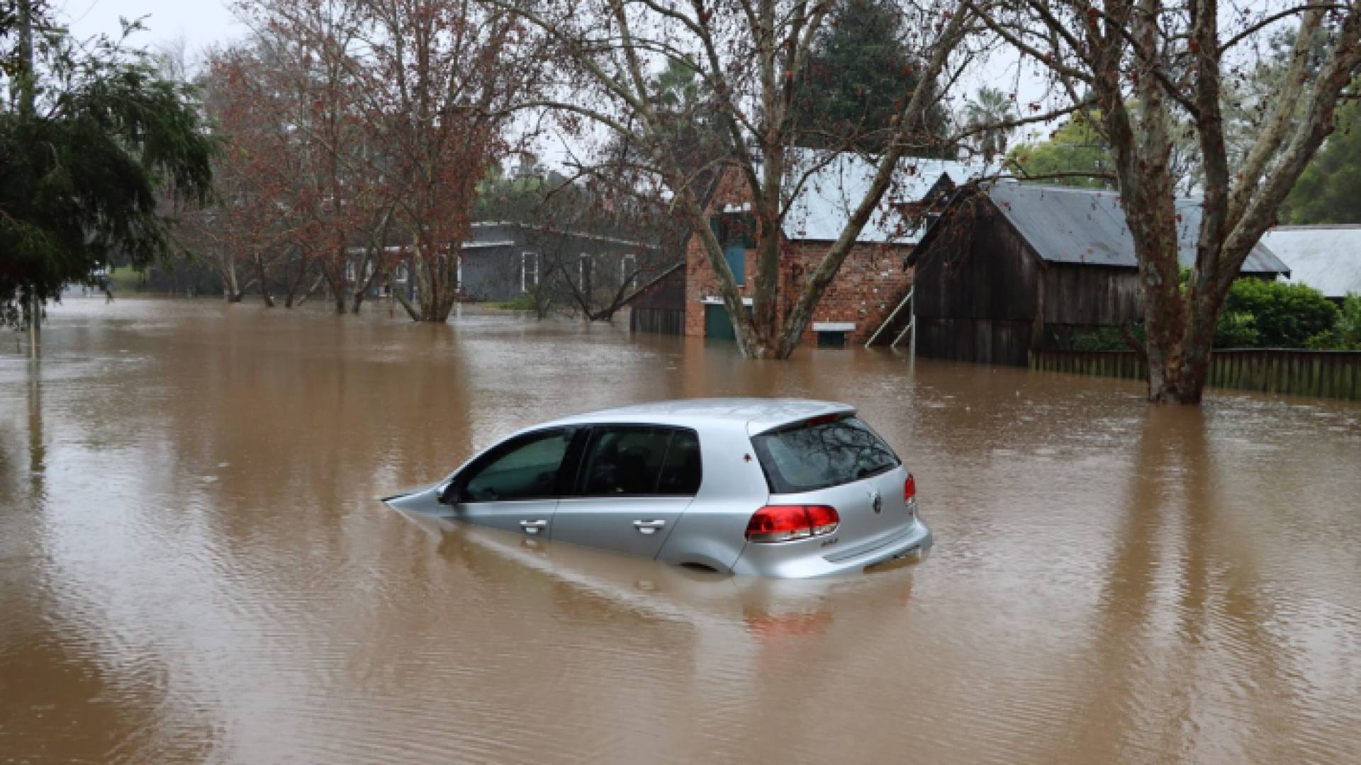 مركبة تغرق وسط الفيضانات في كاليفورنيا