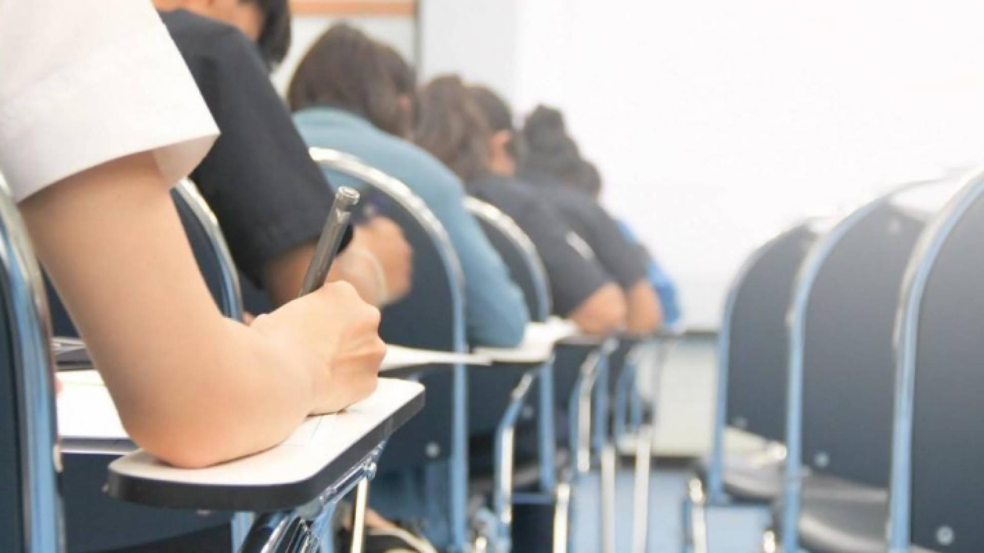 طلبة يؤدون امتحاناتهم