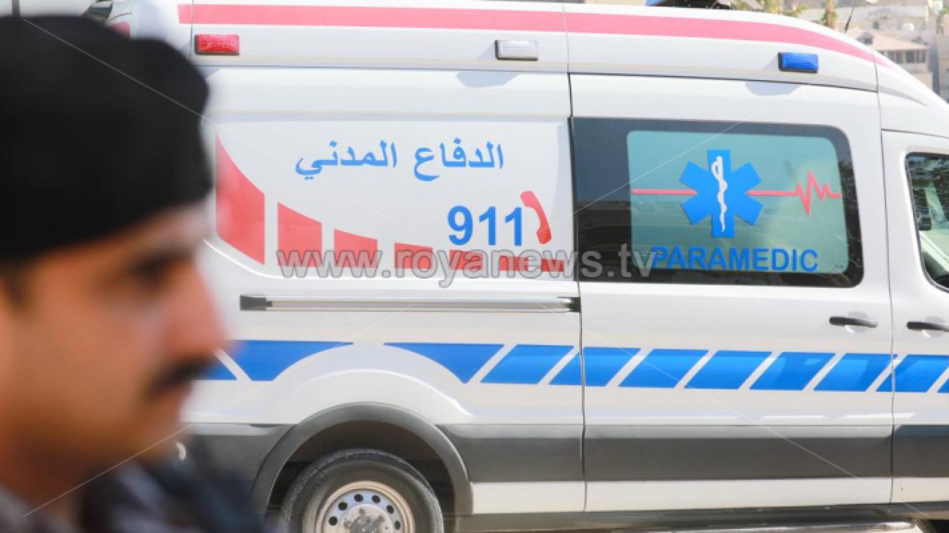 رجل أمن وسيارة إسعاف