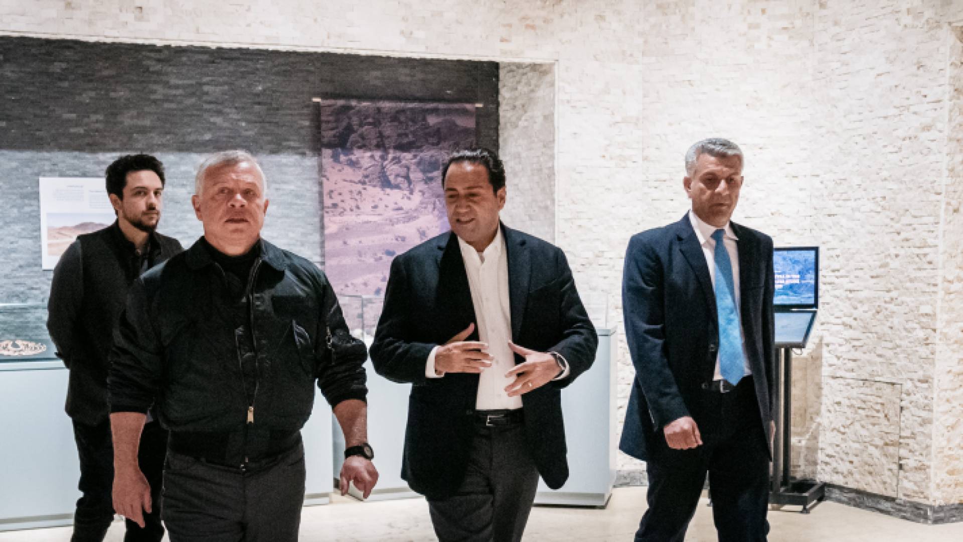 الملك يرافقه ولي العهد يزوران متحف البترا