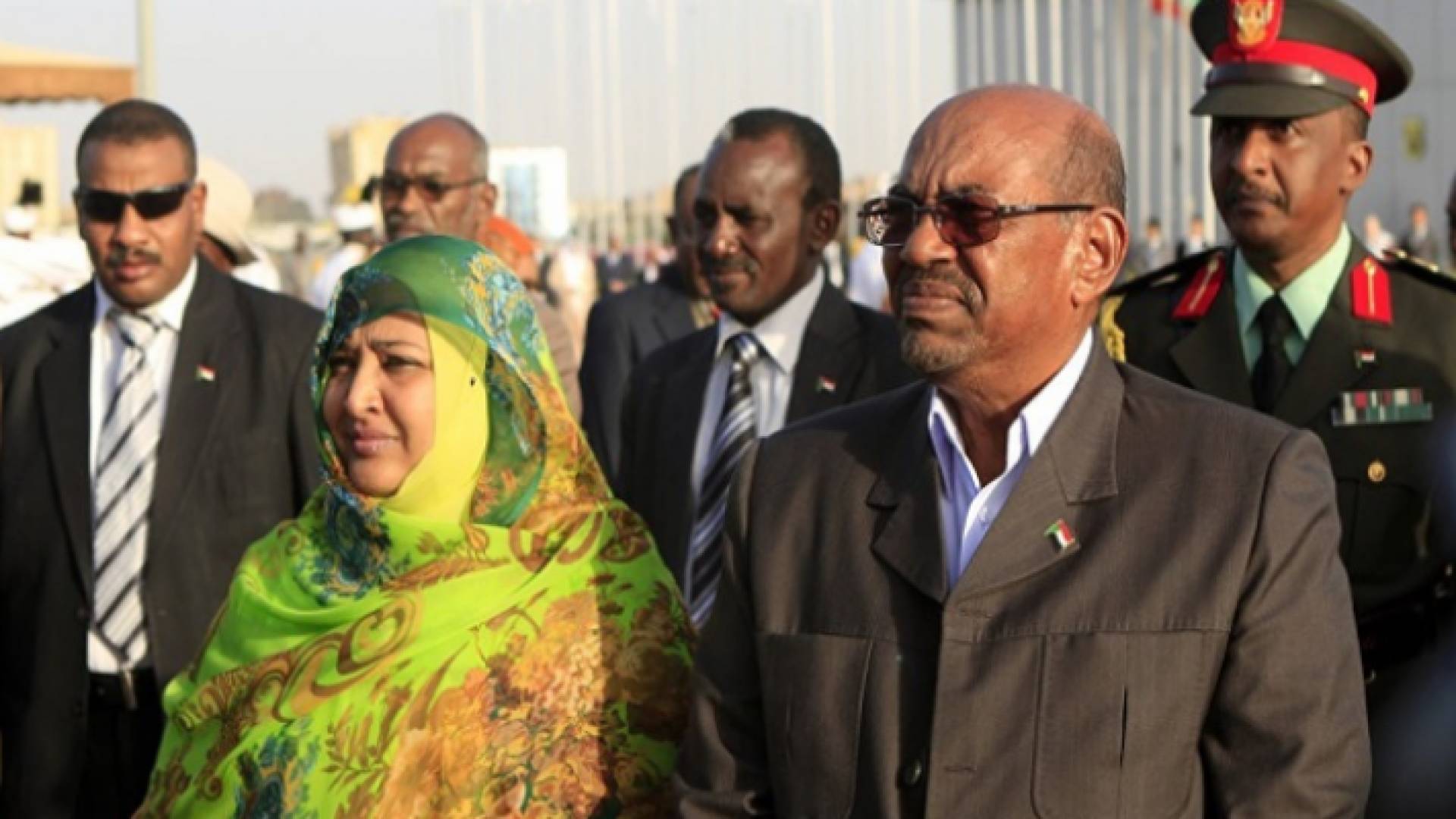 الرئيس السوداني المعزول عمر البشير وعقيلته وداد بابكر