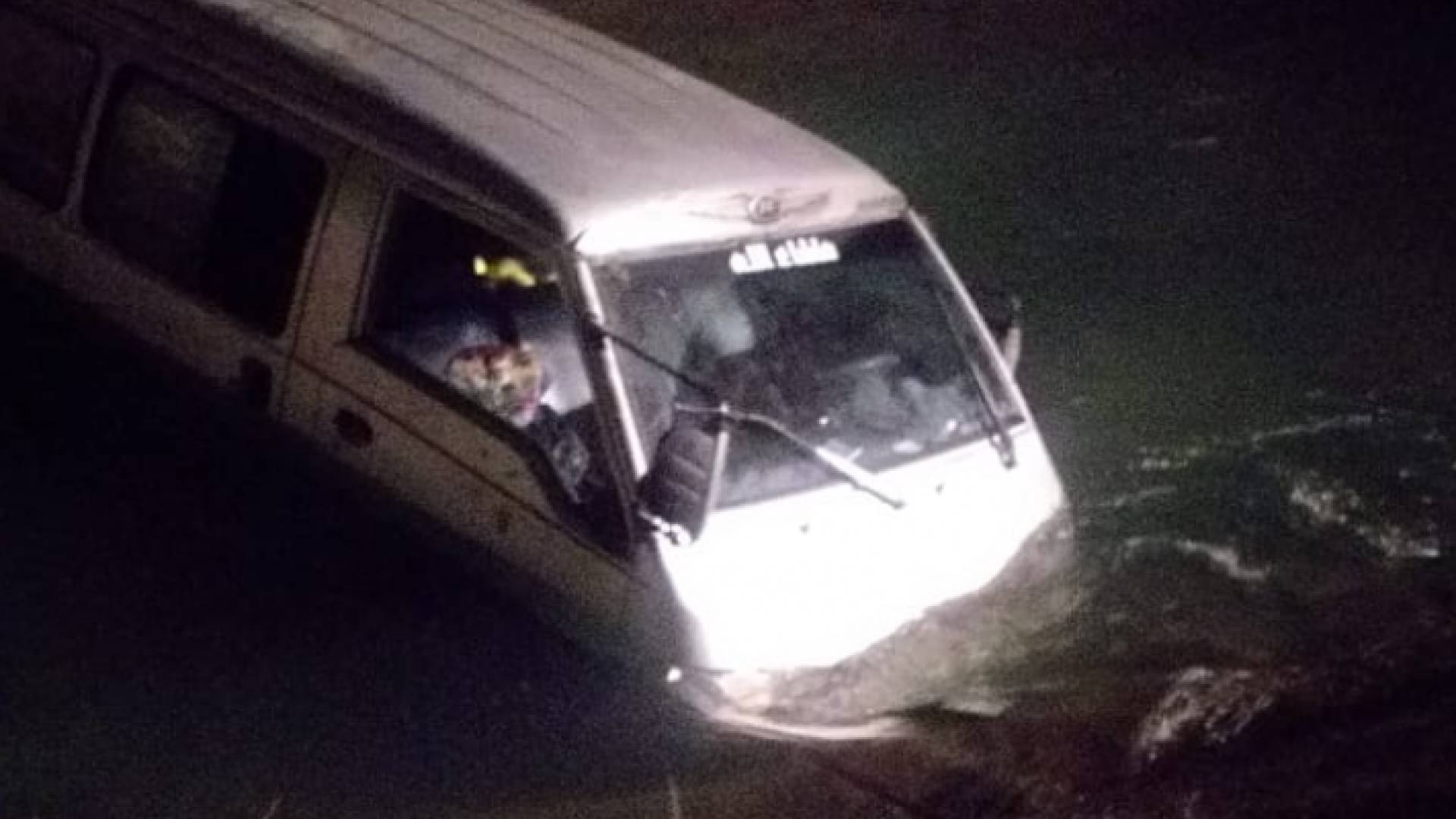 الباص أثناء غرقة في القناة