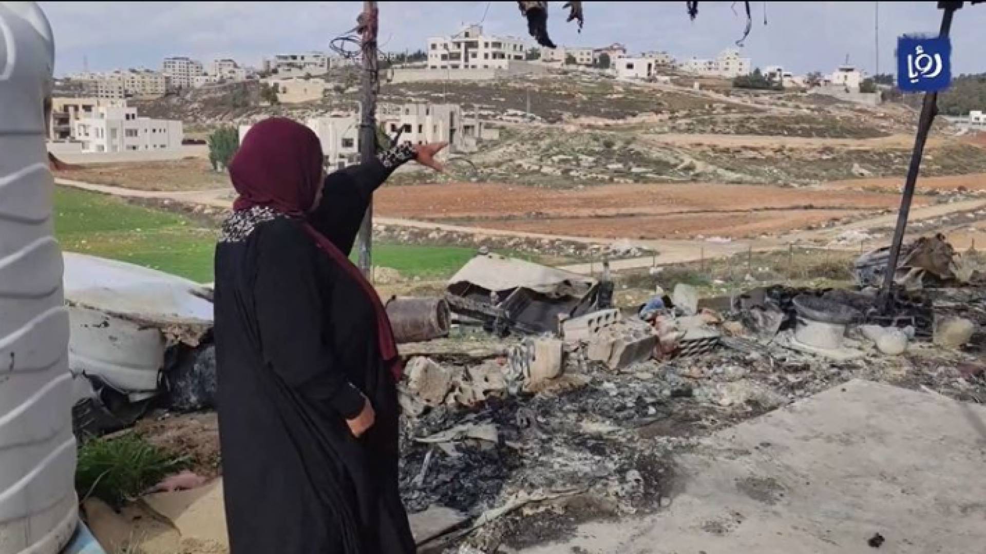 السيدة أم فايز بعد احتراق خيمتها