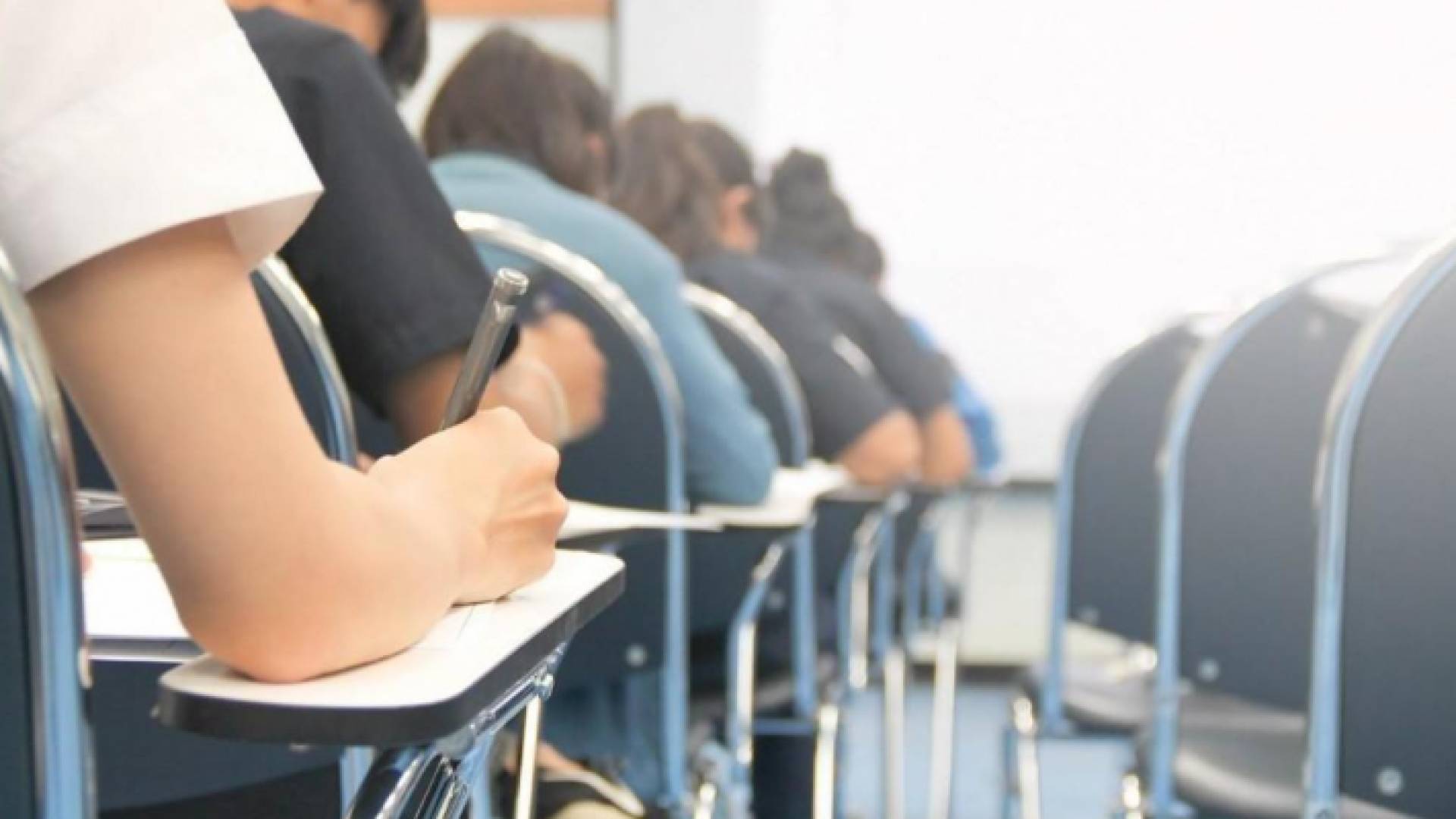 طلبة يؤدون امتحاناتهم