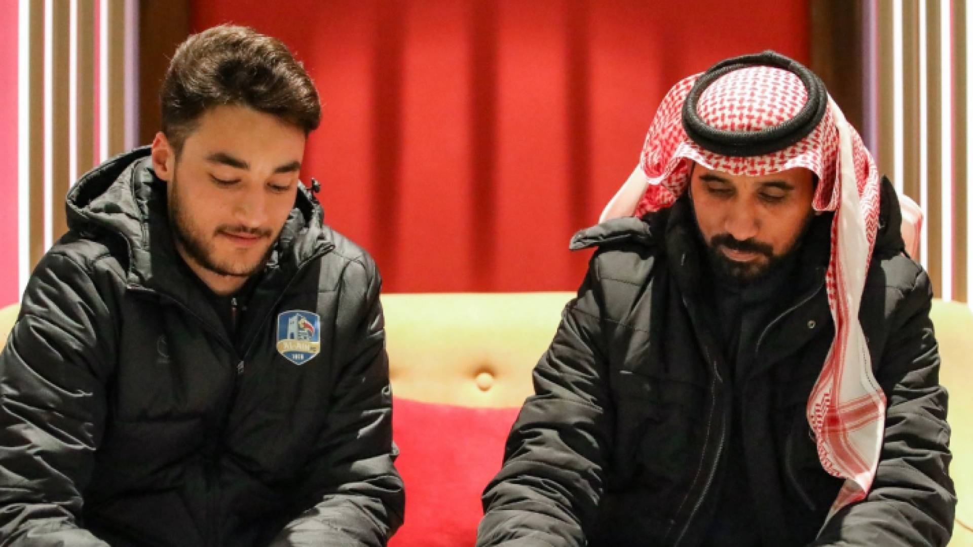 الفاخوري أثناء التوقيع