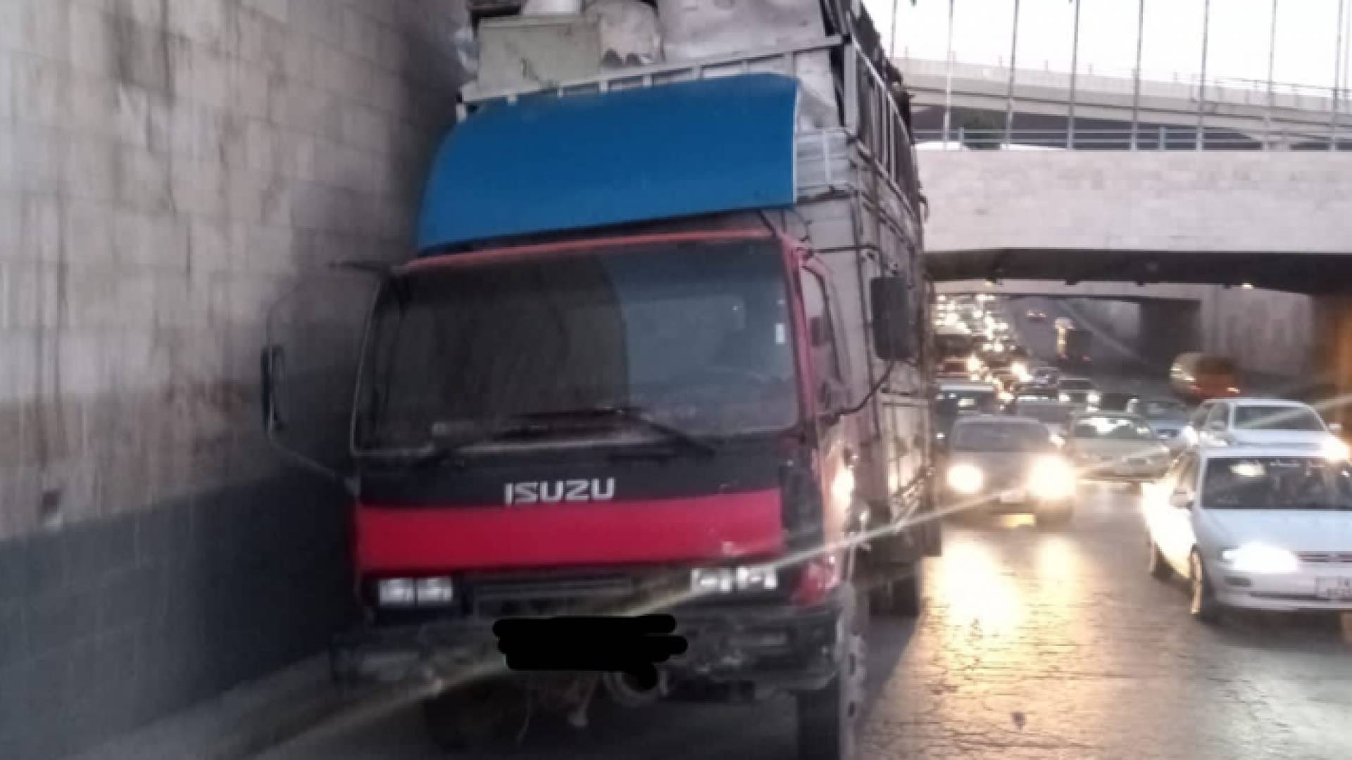 مركبة الشحن أثناء تعطلها على نفق خلدا