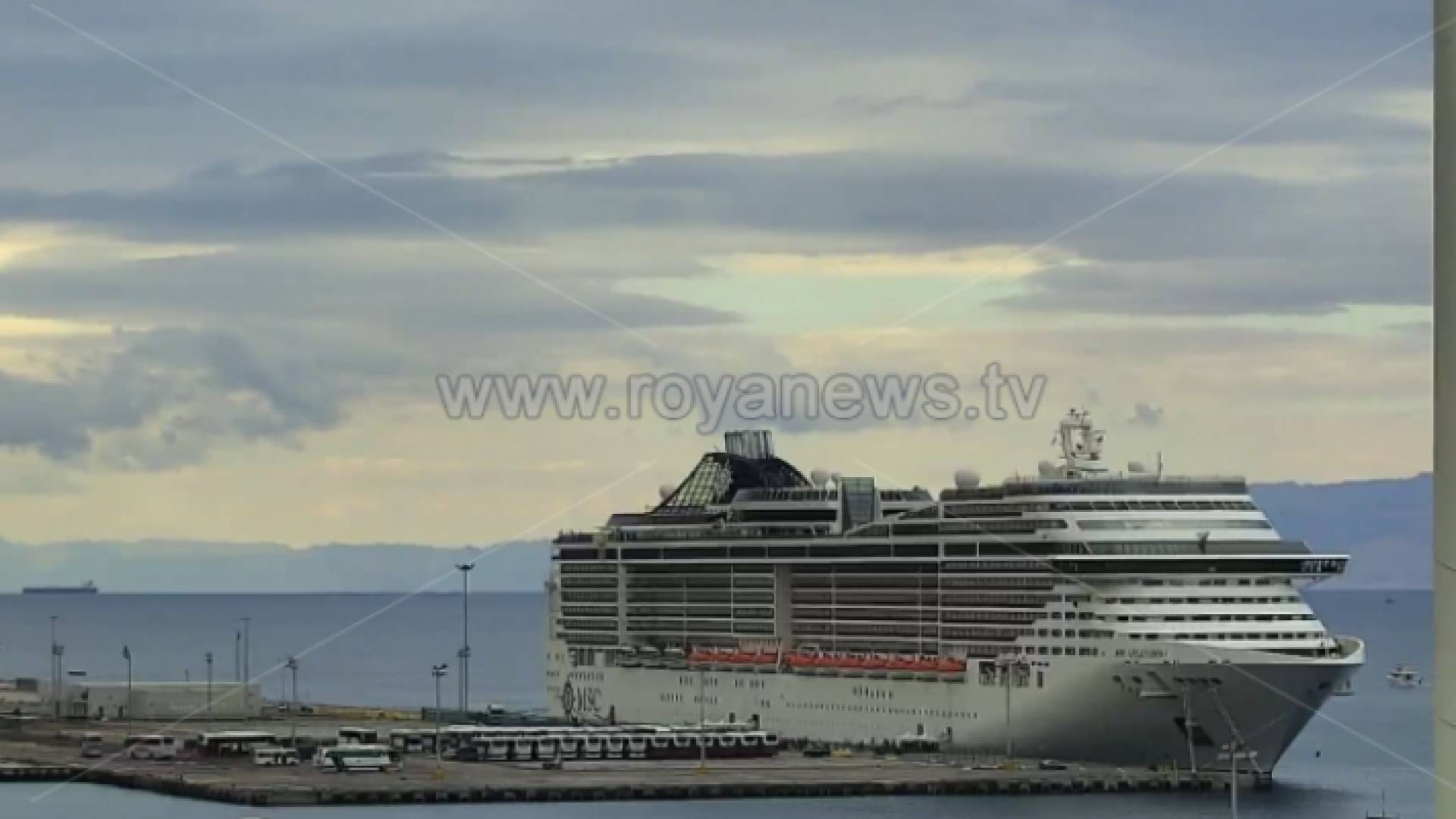 باخرة سياحية على متنها مئات السياح ترسو في العقبة