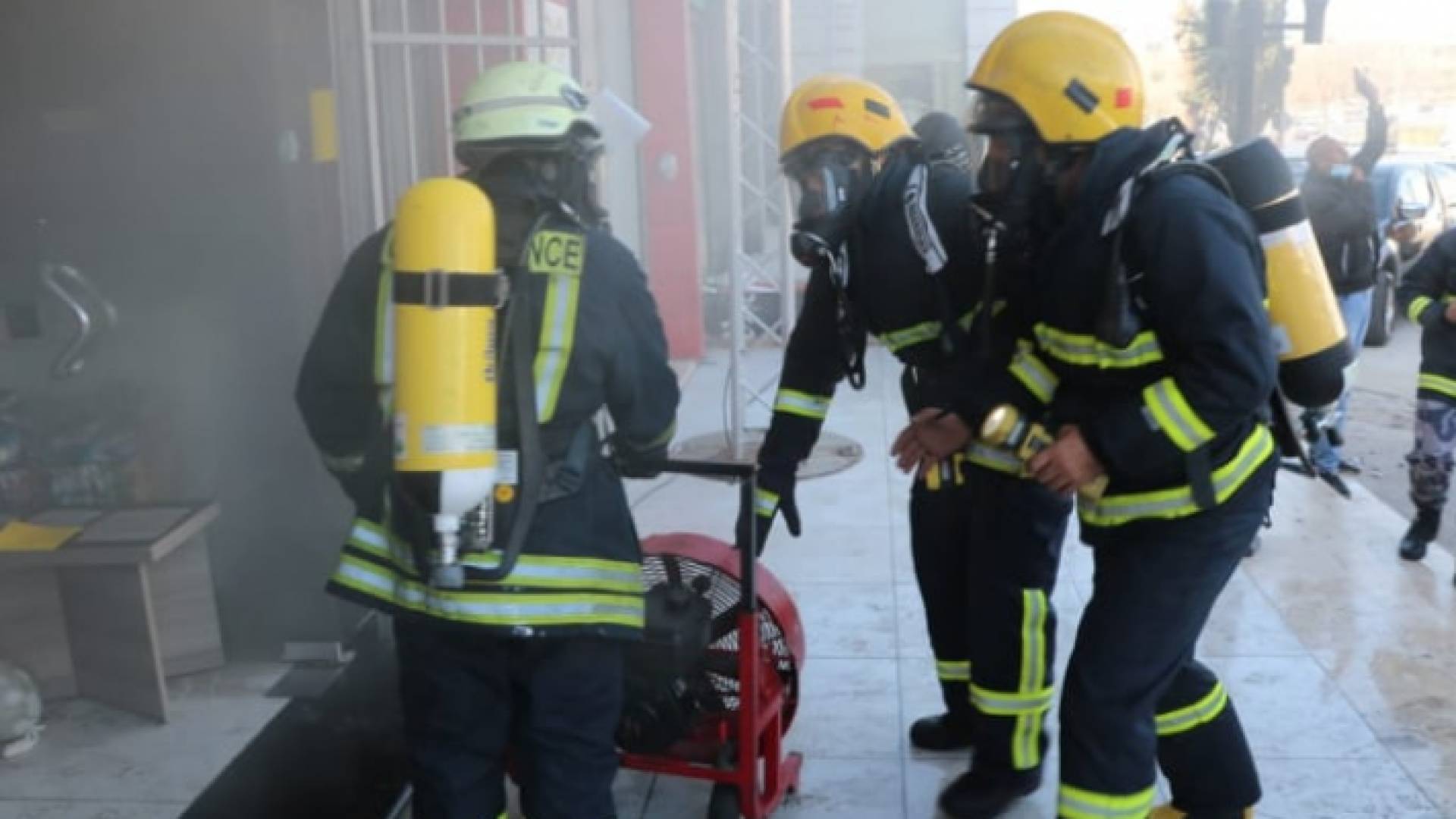 كوادر من الدفاع المدني أثناء إخمادهم أحد الحرائق- أرشيفية