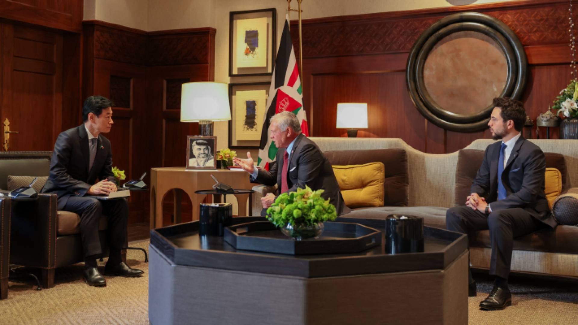 الصورة من لقاء الملك ووزير التجارة والصناعة والاقتصاد الياباني