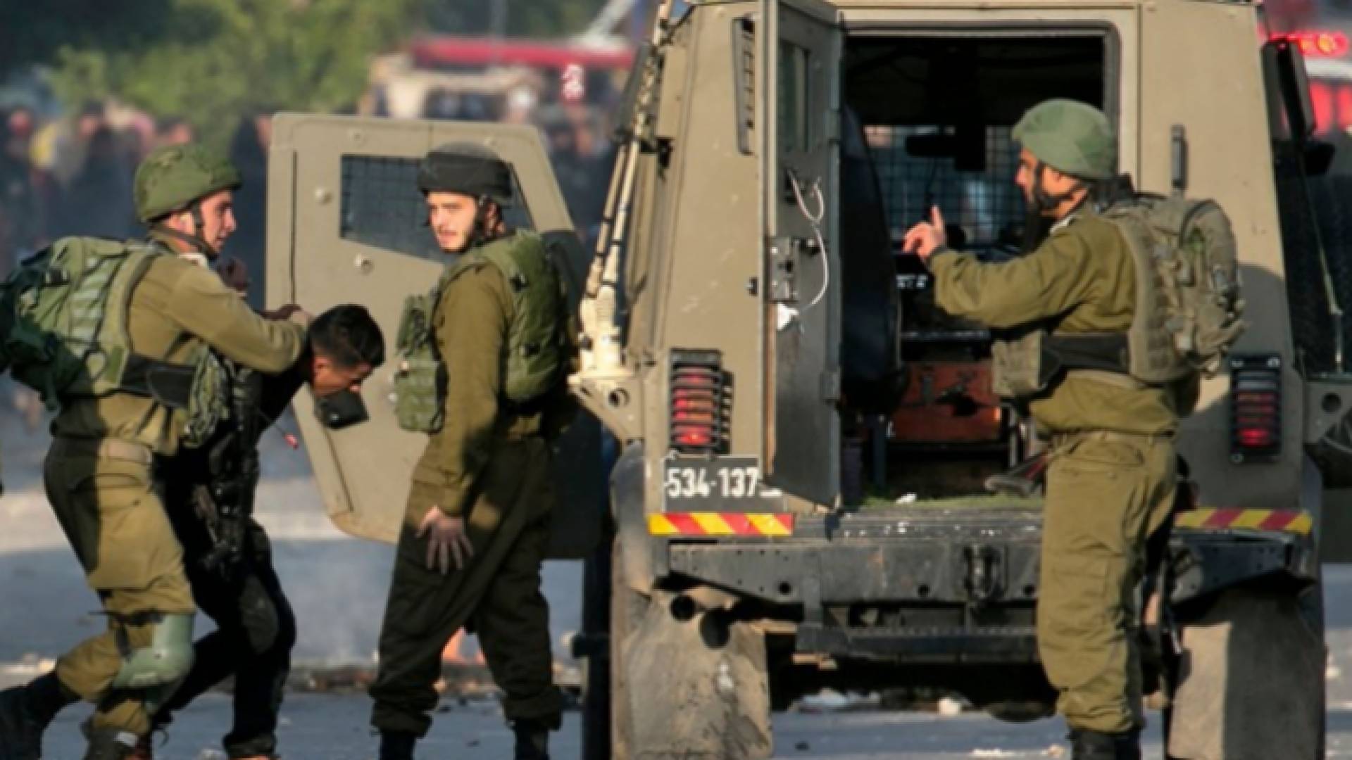 صورة أرشيفية لعناصر من قوات الاحتلال يعتقلون شابا فلسطينيا