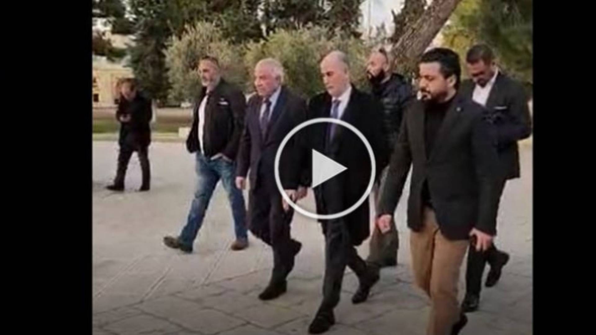 السفير الأردني في تل أبيب غسان المجالي أثناء تجواله في باحات الأقصى بعد منعه