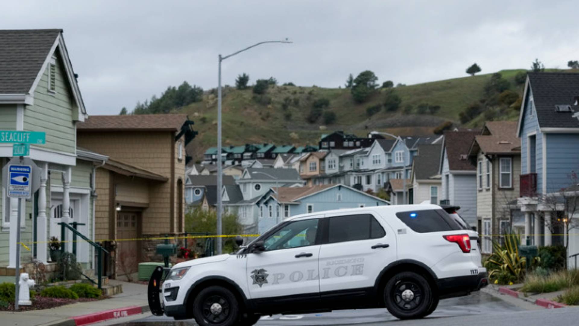 دورية شرطة في موقع إطلاق النار