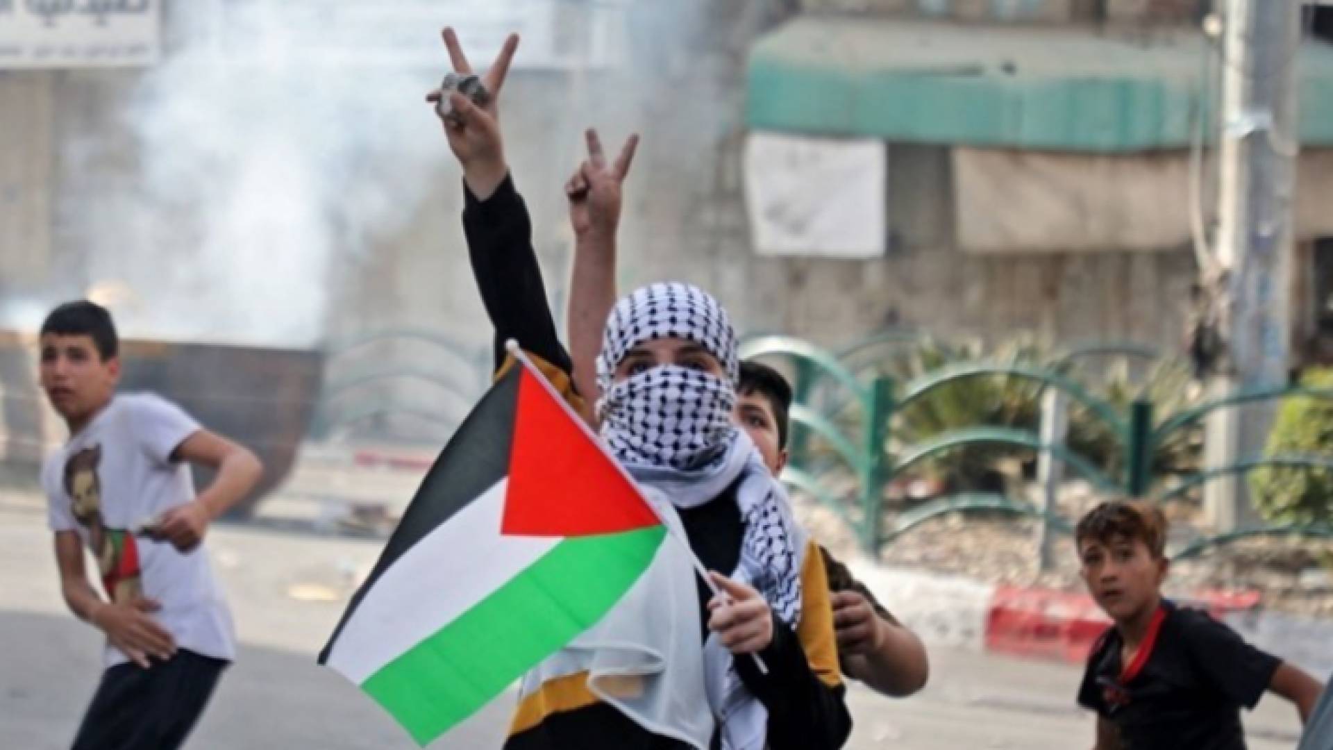 فلسطينيون خلال مواجهات مع الاحتلال