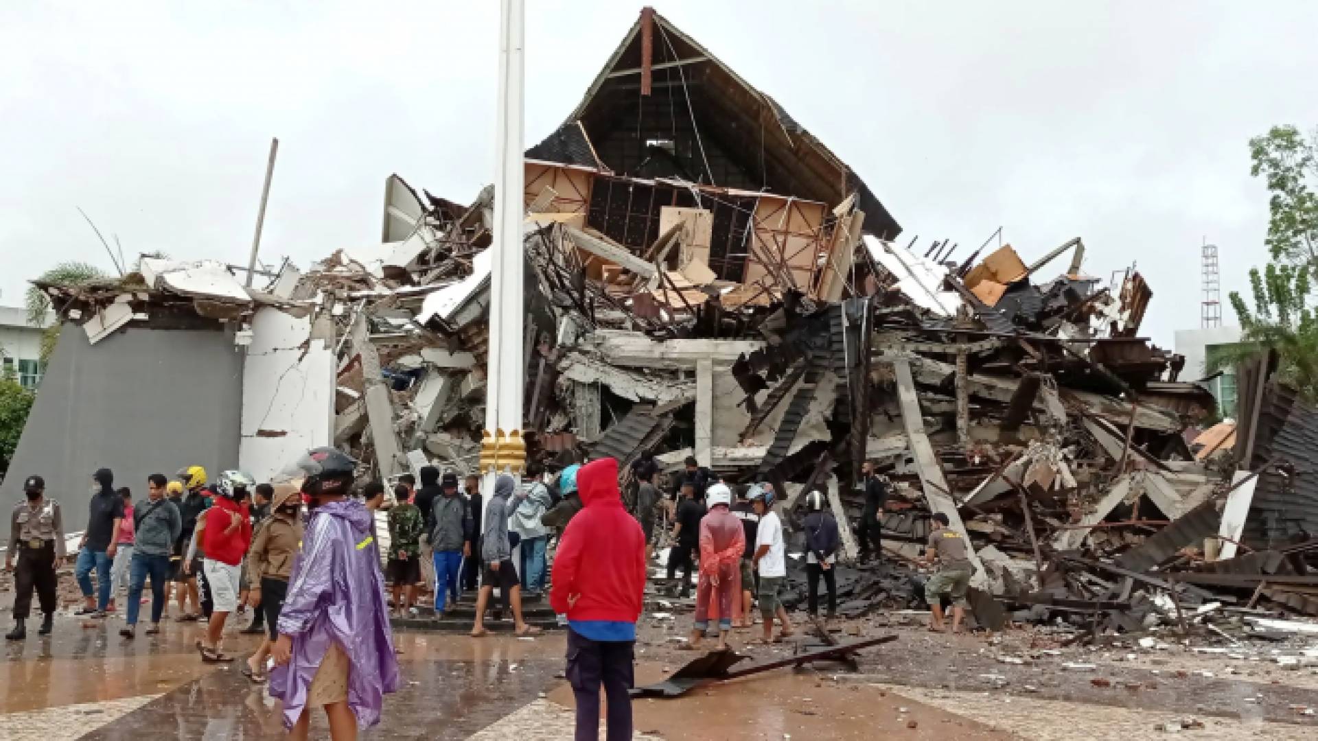 دمار خلفه زلزال في أندونيسيا