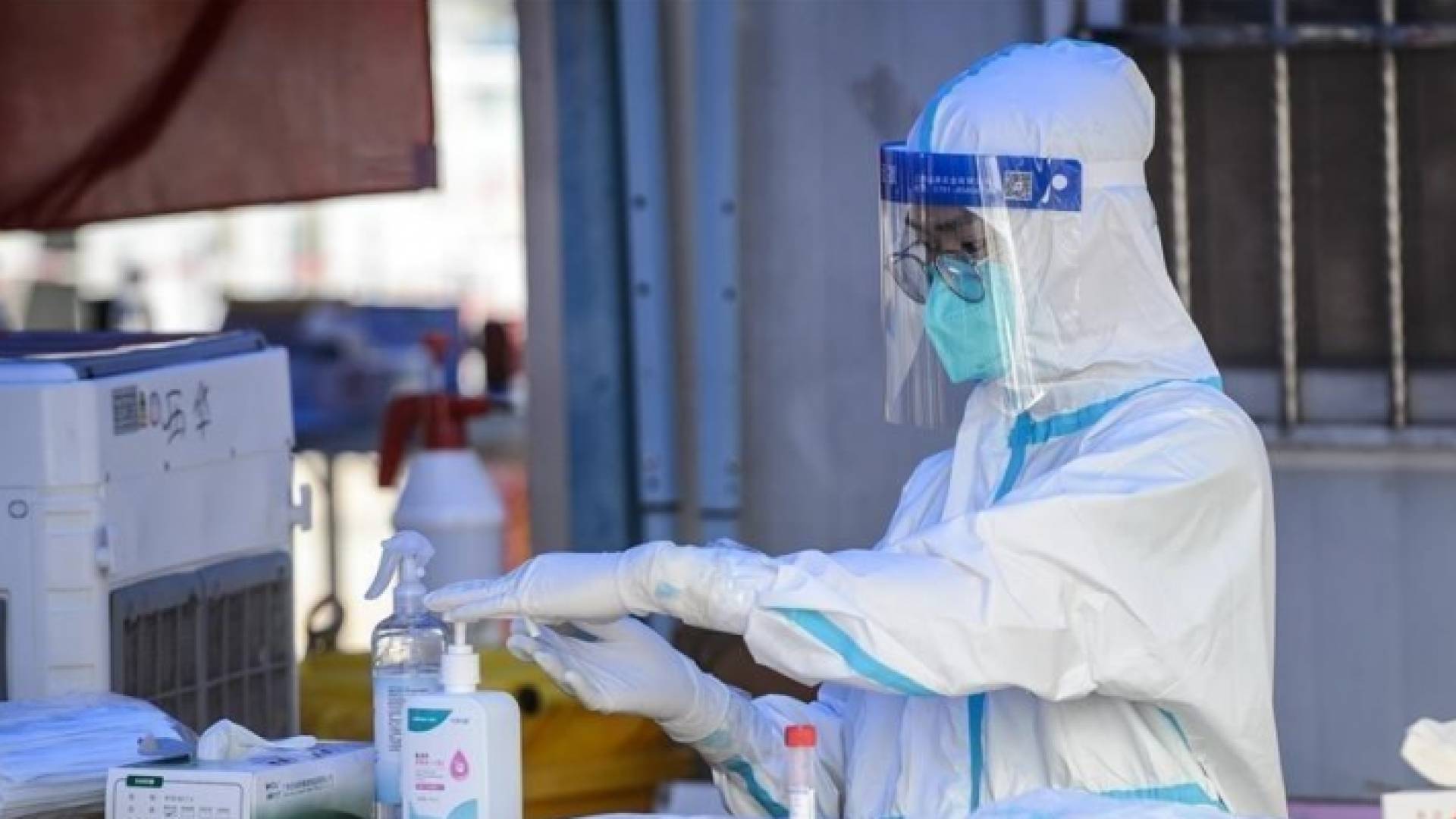 طبيب يستخدم المعقم