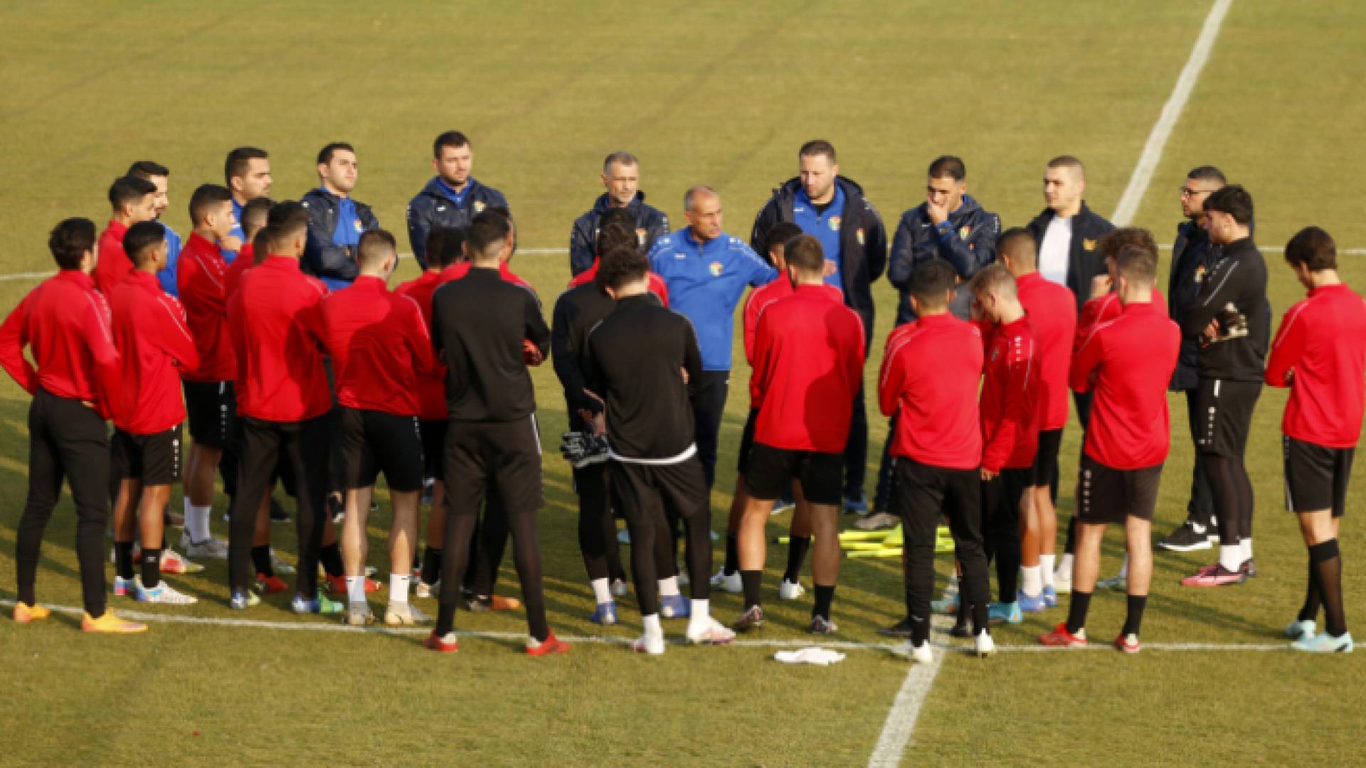 صورة أرشيفية للجهاز الفني ولاعبي المنتخب الوطني للشباب لكرة القدم