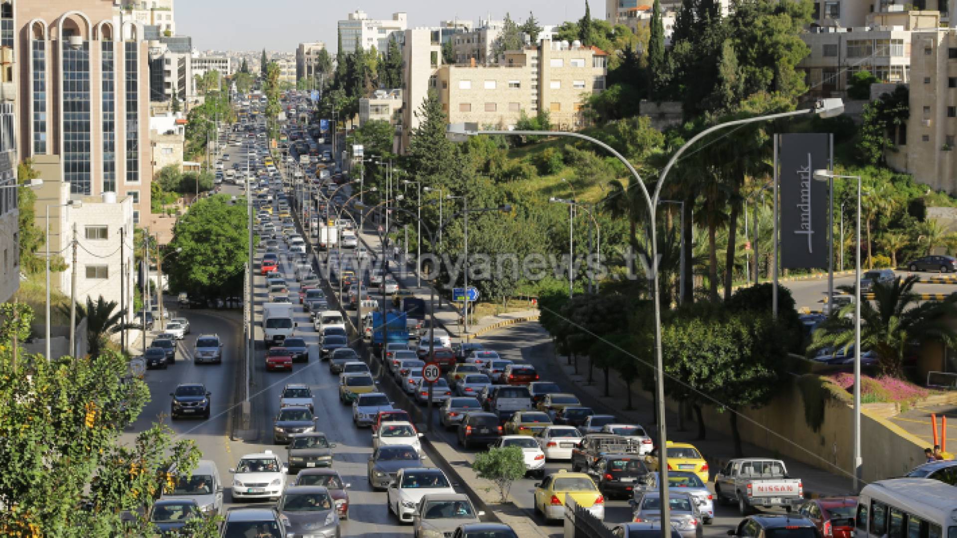 مركبات في أحد شوارع العاصمة عمان