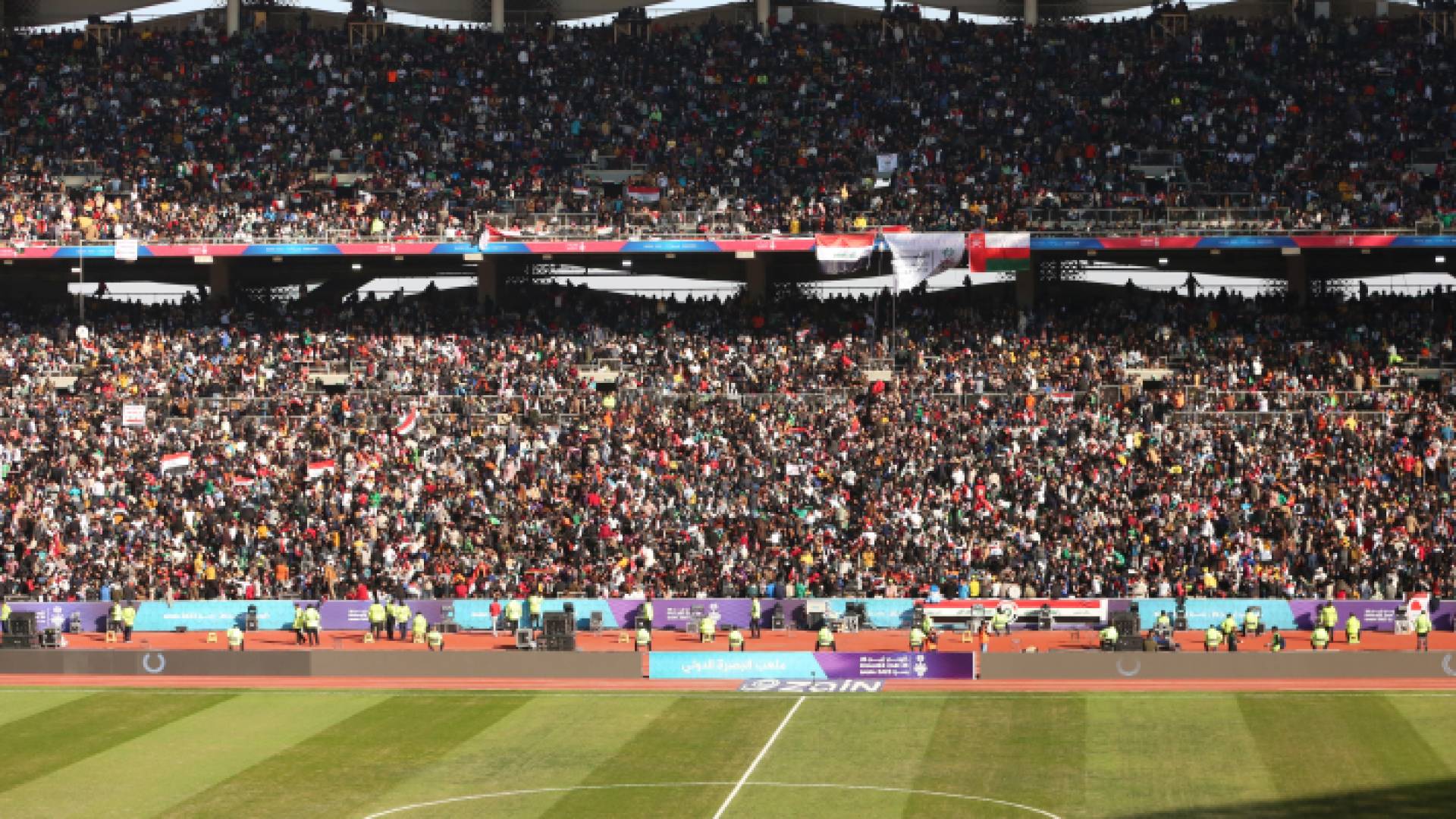 منظر عام يظهر امتلاء ملعب البصرة الدولي
