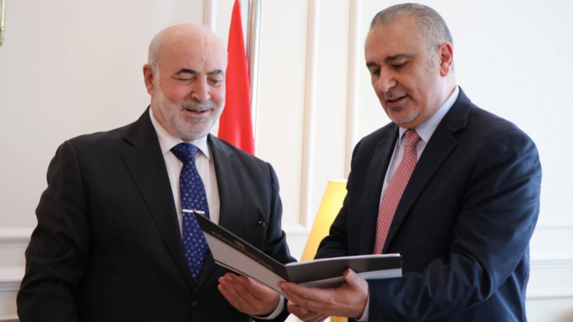 الشريدة يتسلم مخرجات الحوار الوطني المتعلقة بخارطة تحديث القطاع العام