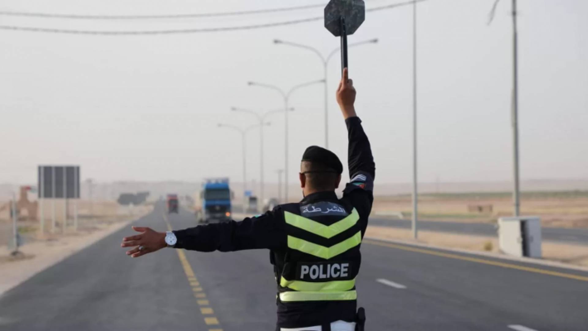 رجل أمن على أحد الطرق الخارجية