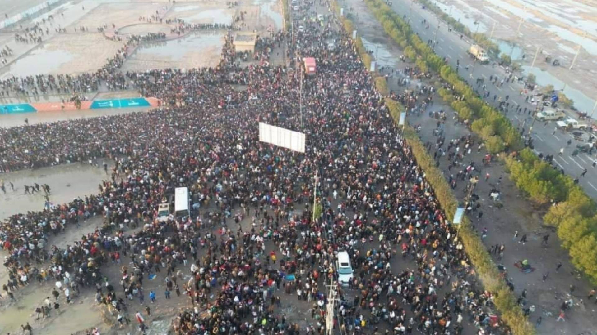 من محيط الملعب