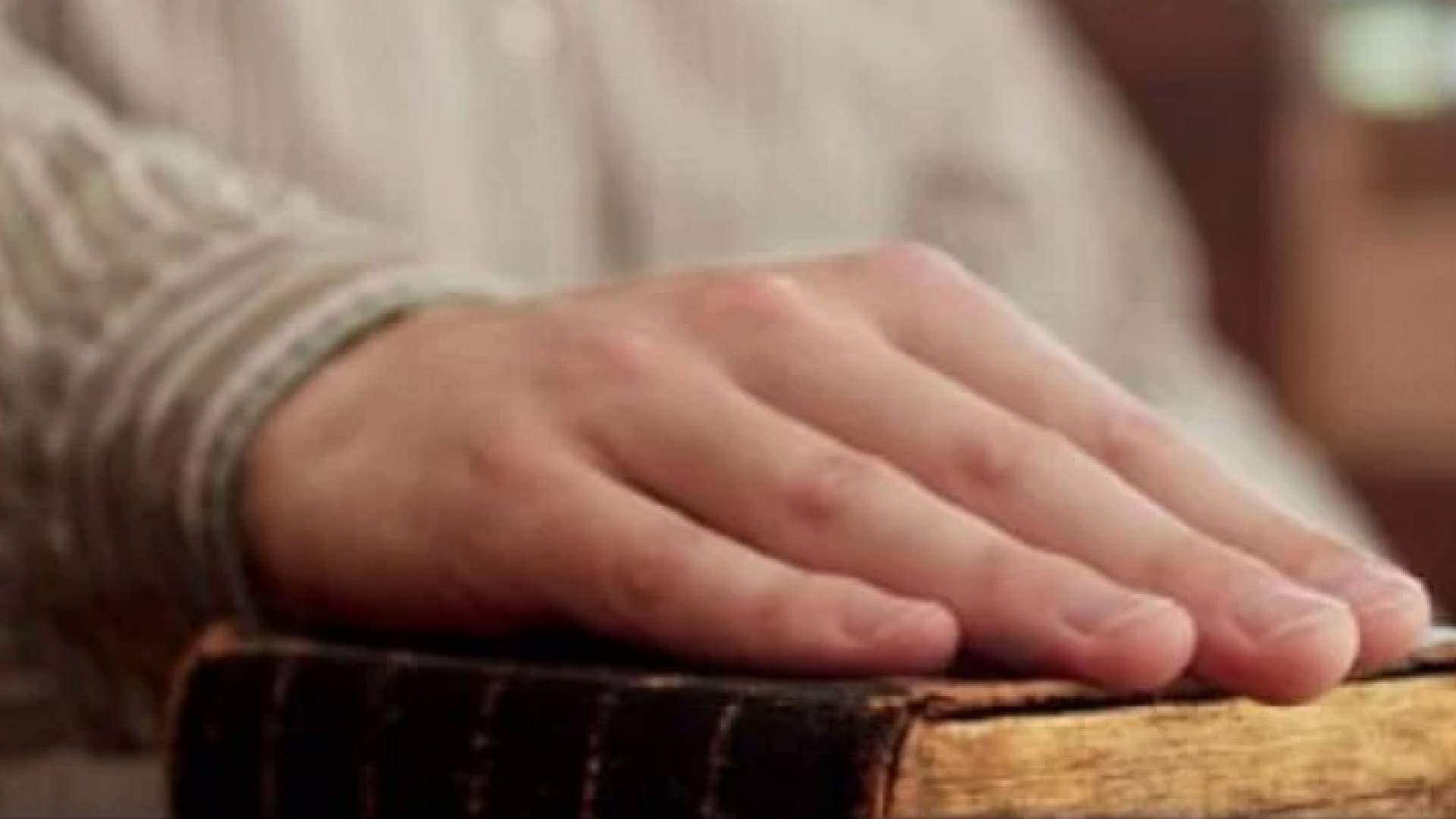 صورة توضيحية لشخص يؤدي القسم