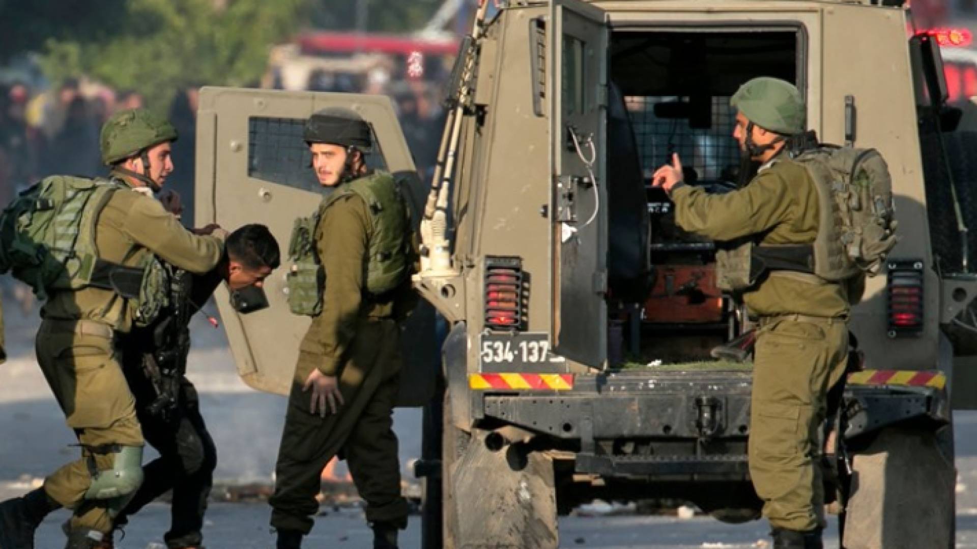 عناصر من قوات الاحتلال تعتقل فلسطينيا - أرشيفية