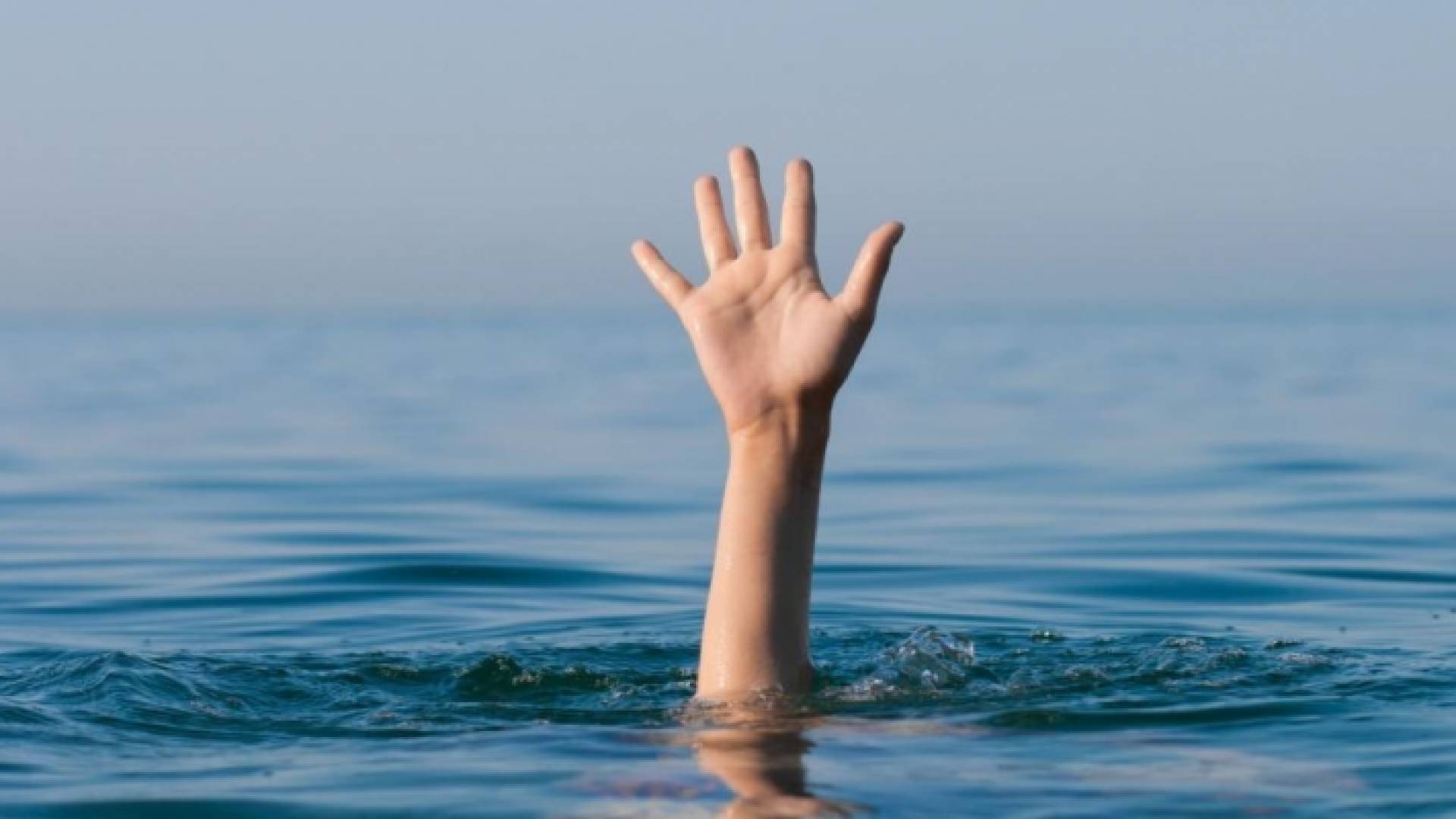 صورة تعبرية لغرق طفل داخل مياه