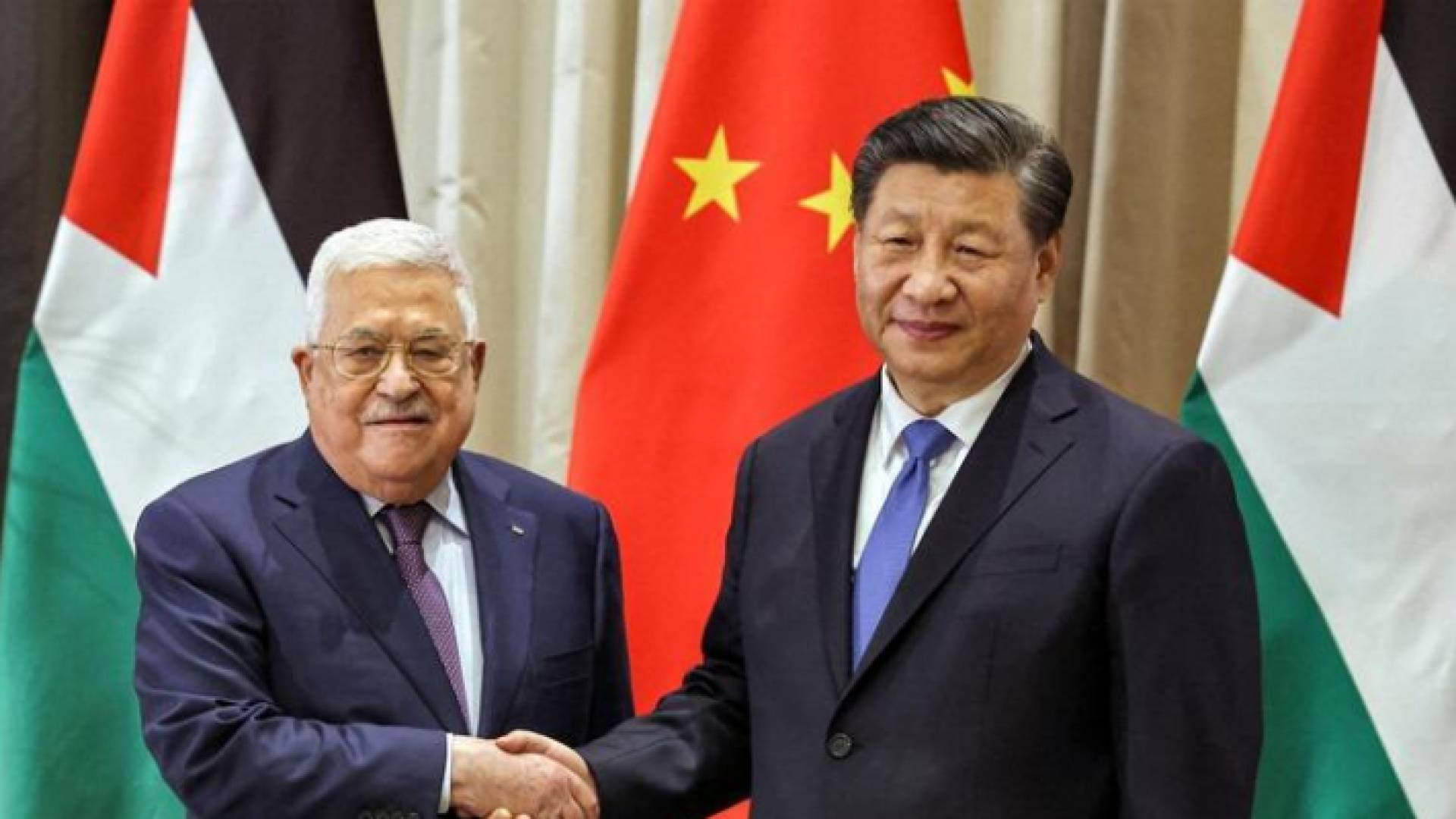 الرئيس الفلسطيني محمود عباس (يسار) ورئيس جمهورية الصين الشعبية شي جينبينغ