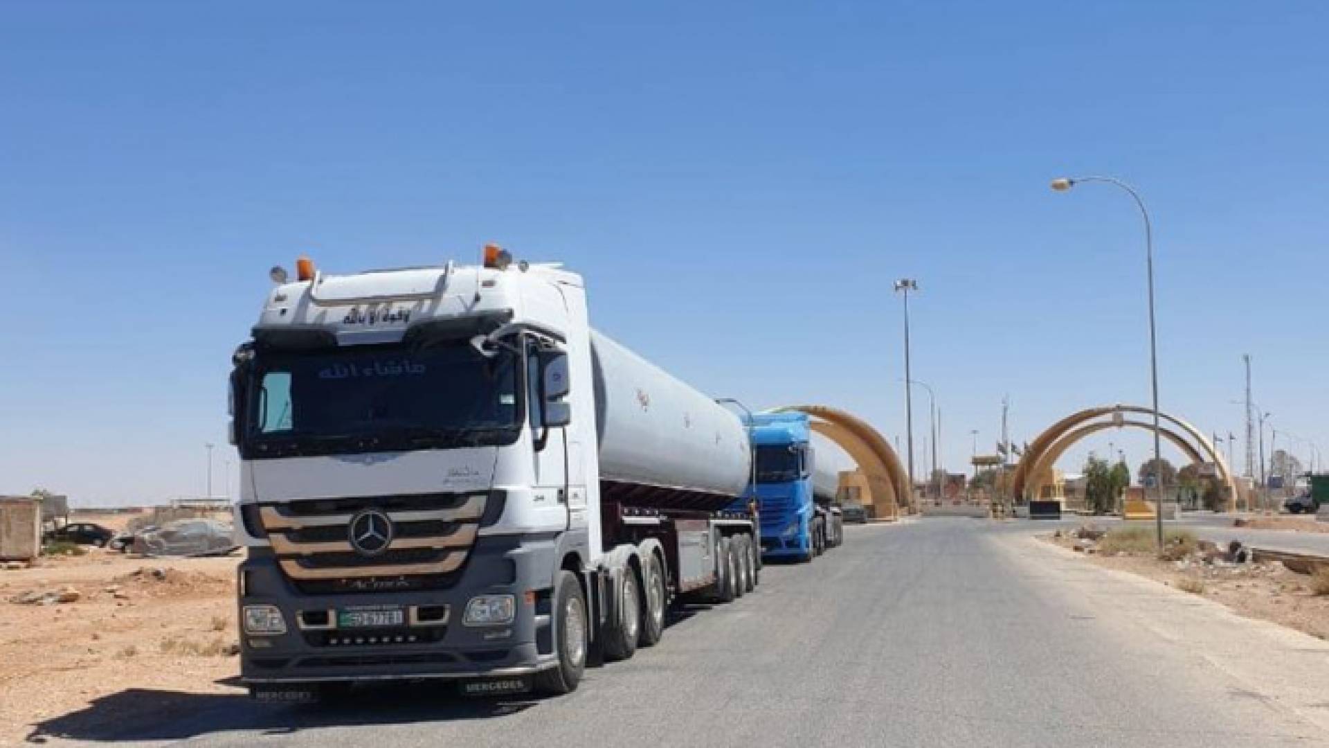 شاحانات محملة بالنفط العراقي عند الحدود الأردنية العراقية