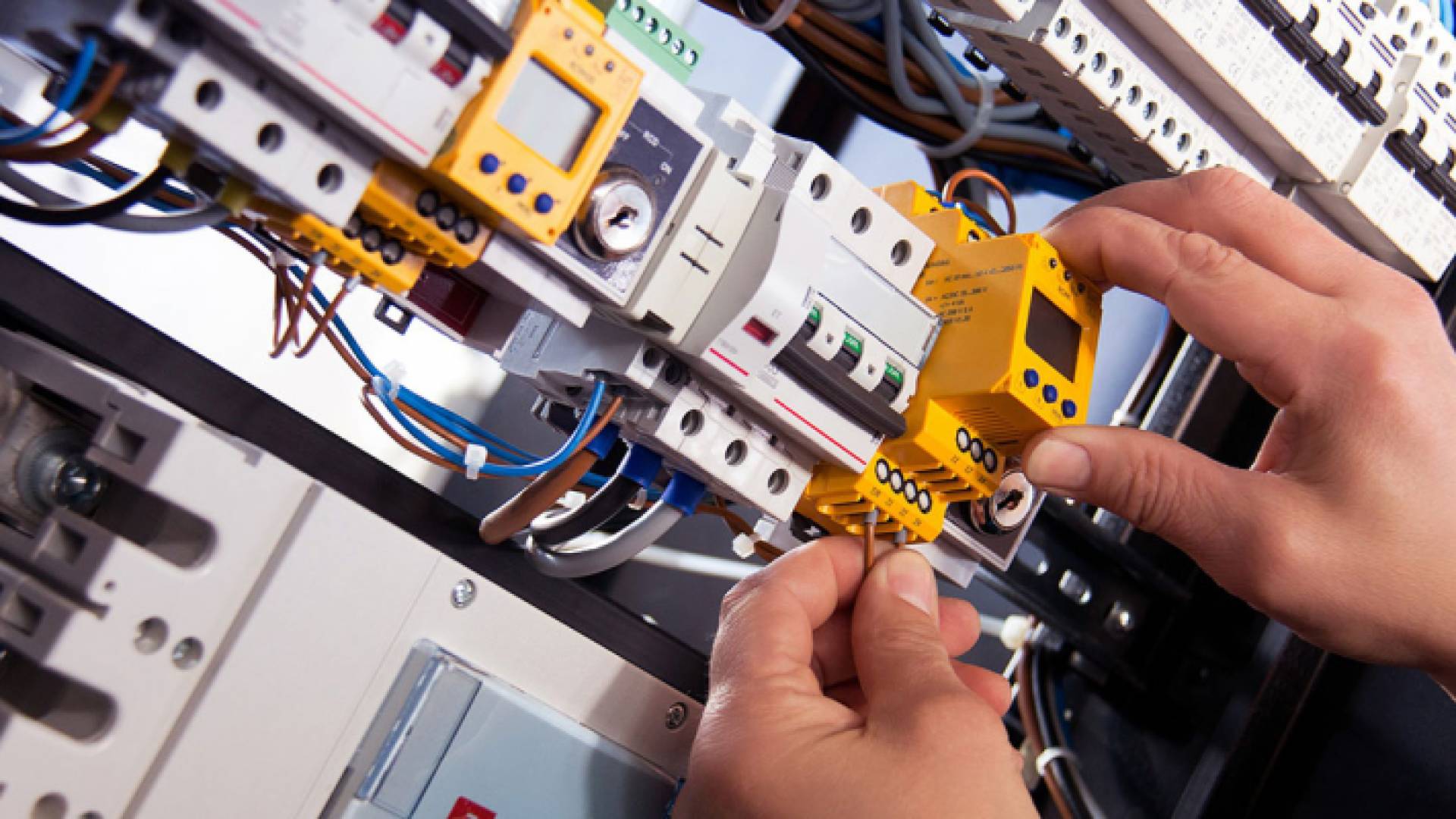 صيانة كهرباء - تعبيرية