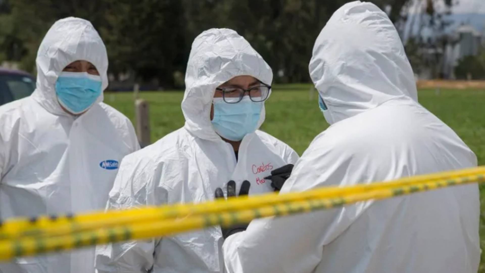 أطباء يرتدون ملابس وقائية