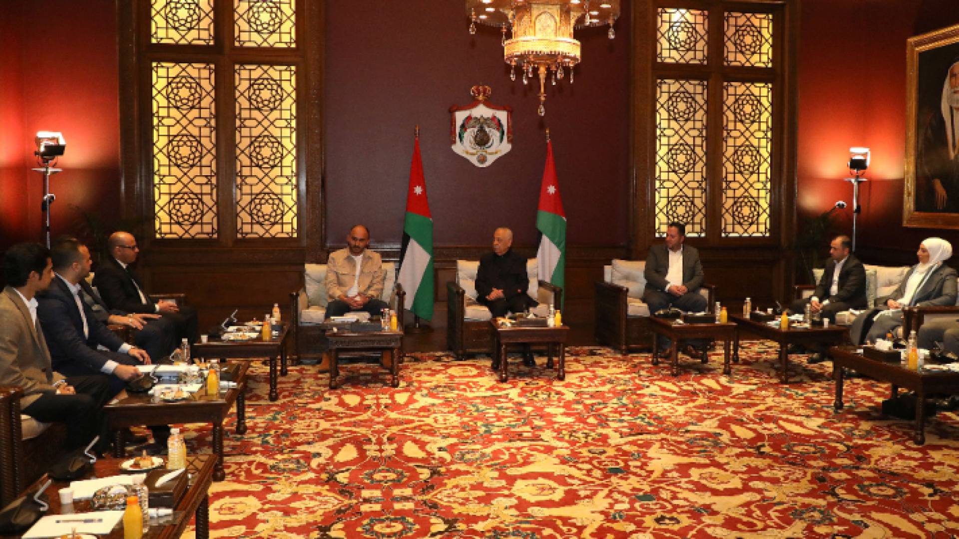 رئيس الديوان الملكي الهاشمي يوسف العيسوي في أثناء لقائه مع أبناء معان