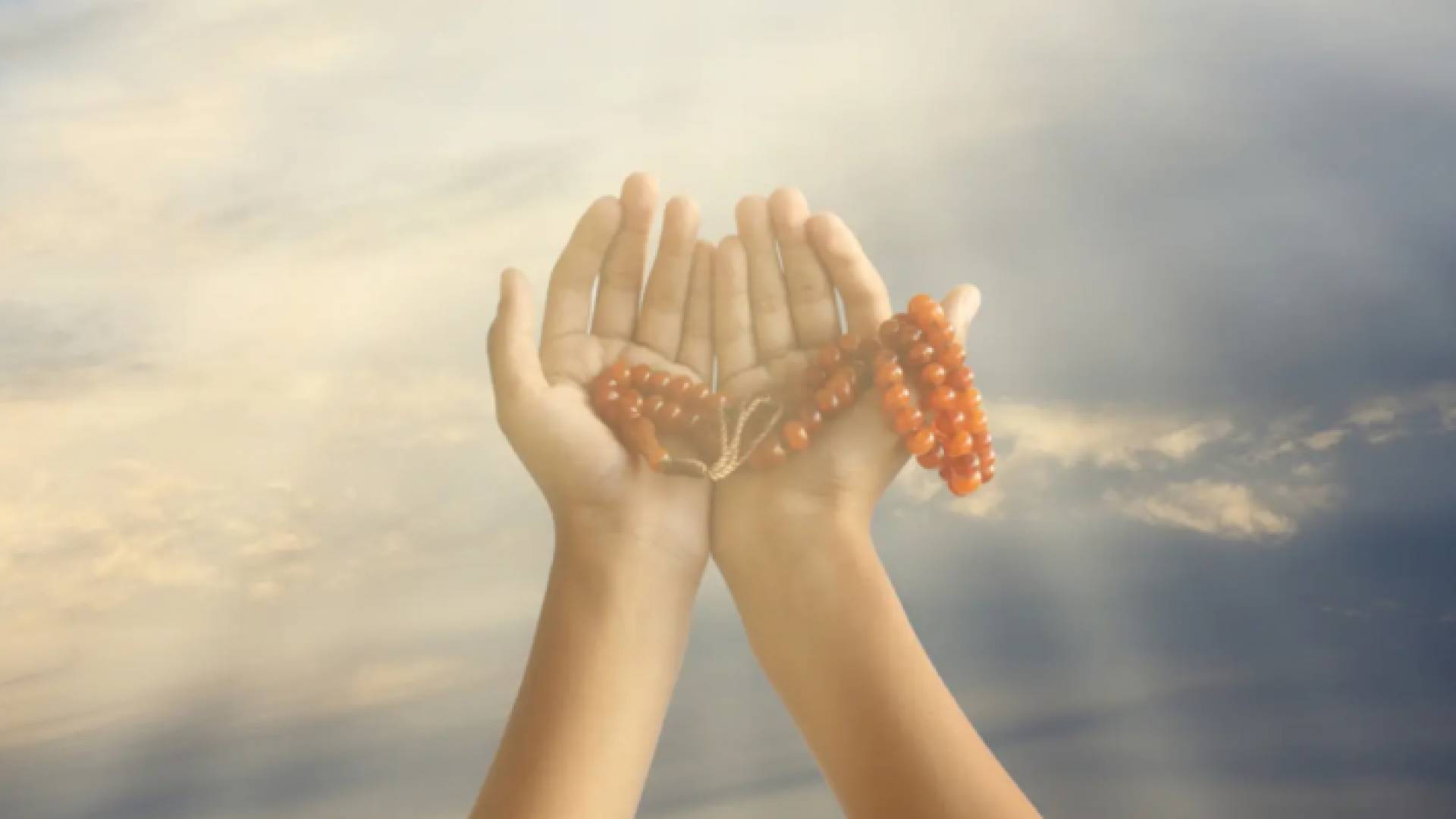 شخص يدعو ربه