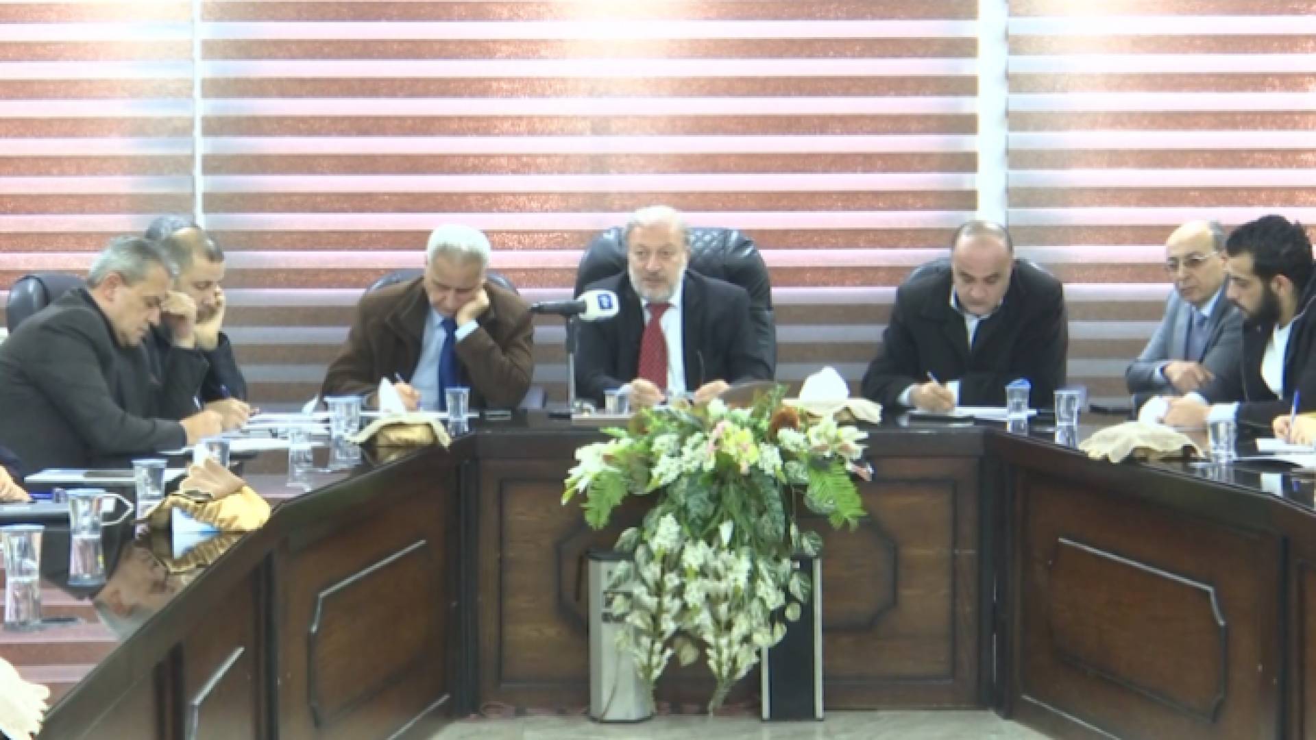 رئيس بلدية إربد الكبرى نبيل الكوفحي (وسط)