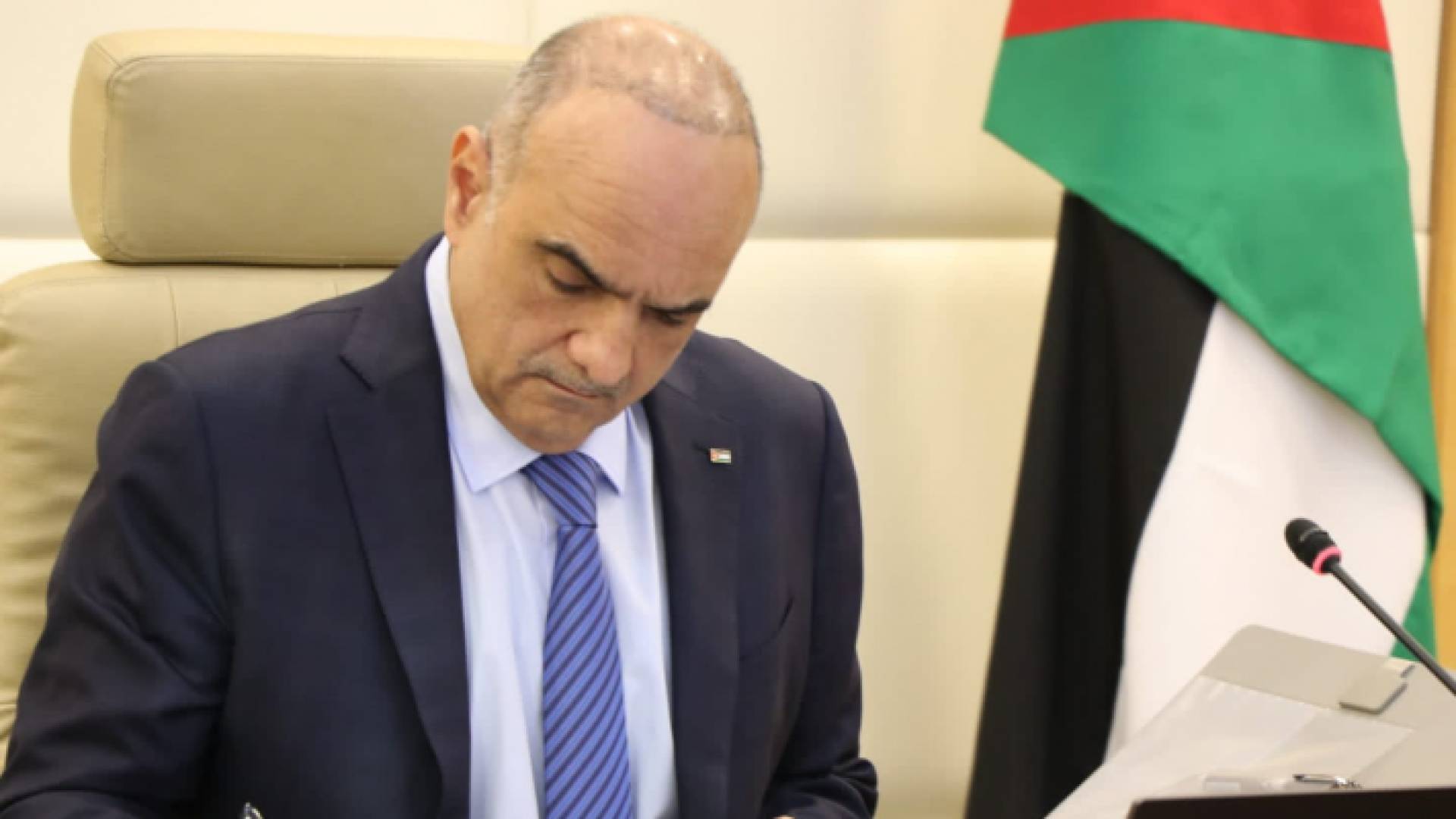 رئيس الوزراء بشر الخصاونة في أثناء جلسة مجلس الوزراء