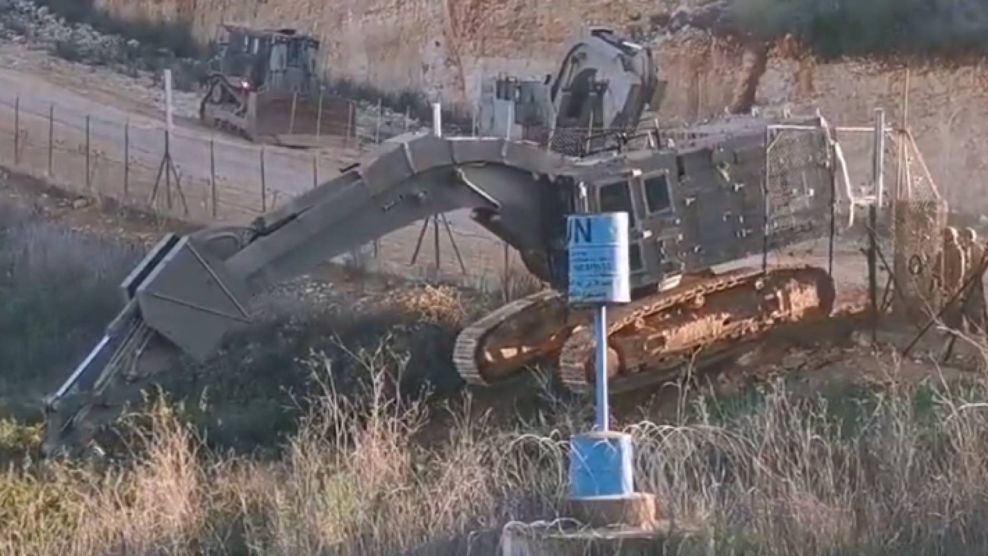 جرافات الاحتلال الإسرائيلي قرب السياج الأمني مع لبنان