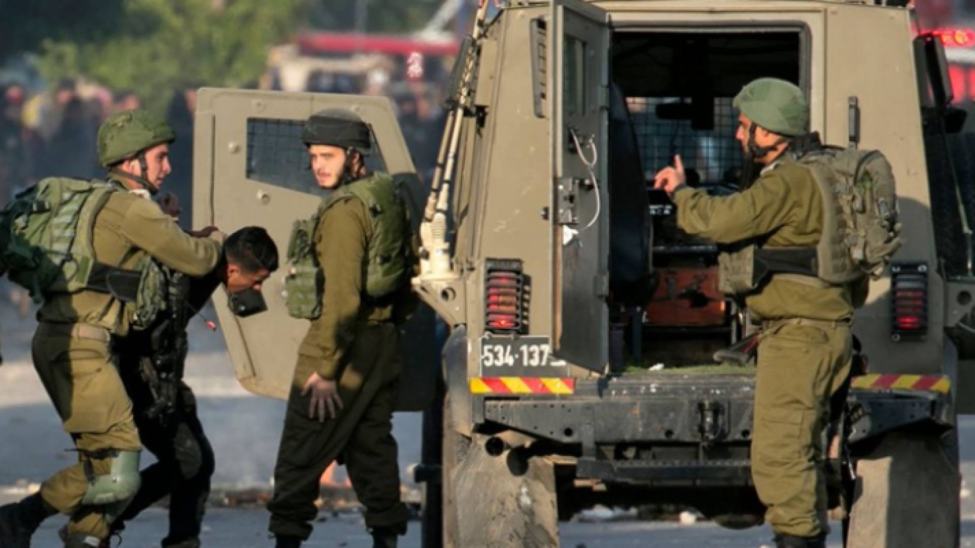 صورة أرشيفية لعناصر من قوات الاحتلال يعتقلون شابا فلسطينيا