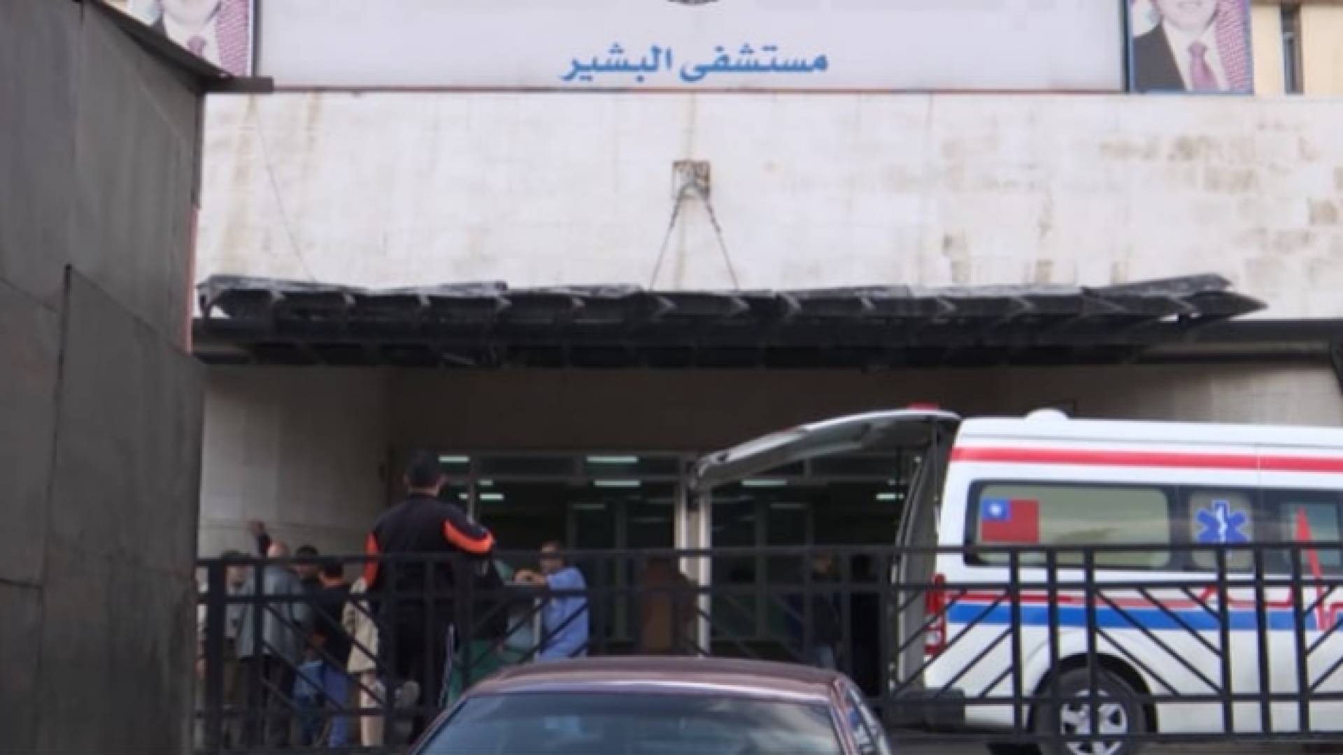 مركبة إسعاف أمام مستشفى البشير