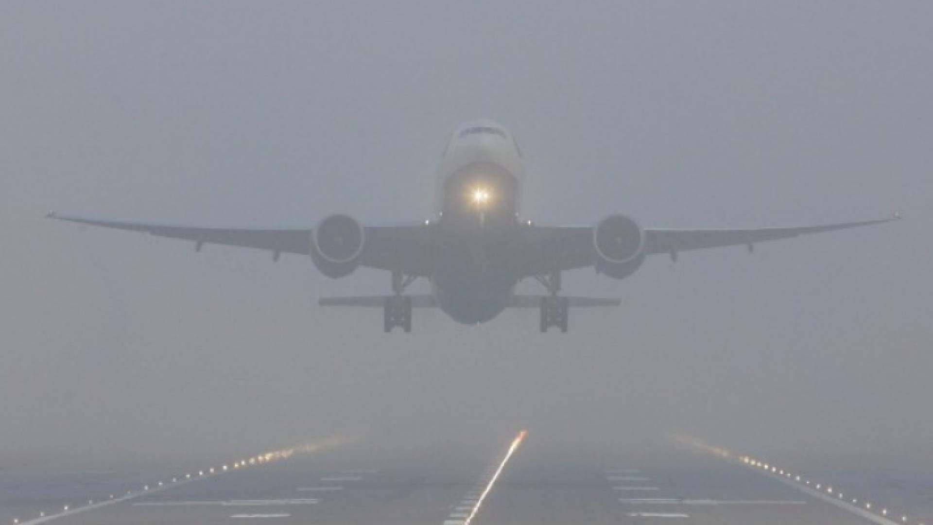 طائرة تهبط في أجواء ضبابية