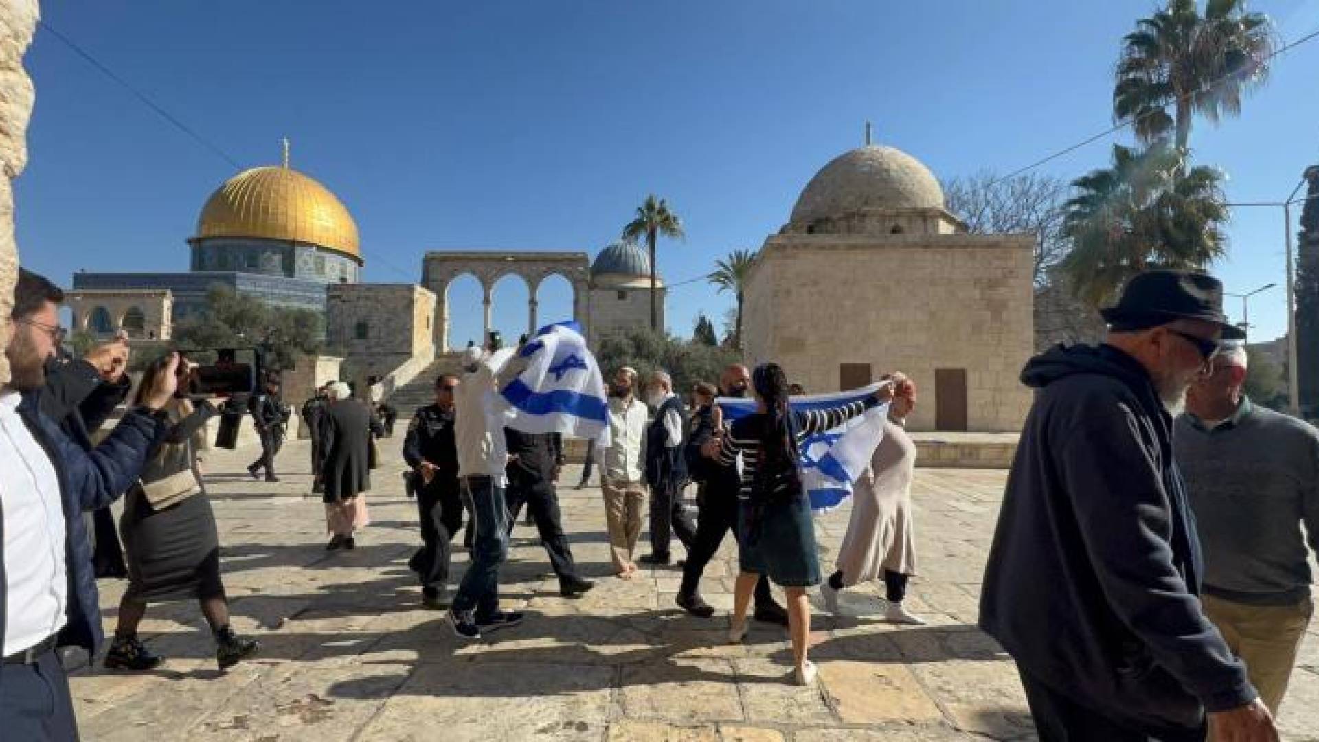 مستوطنون يرفعون علم الاحتلال الإسرائيلي في باحات المسجد الأقصى