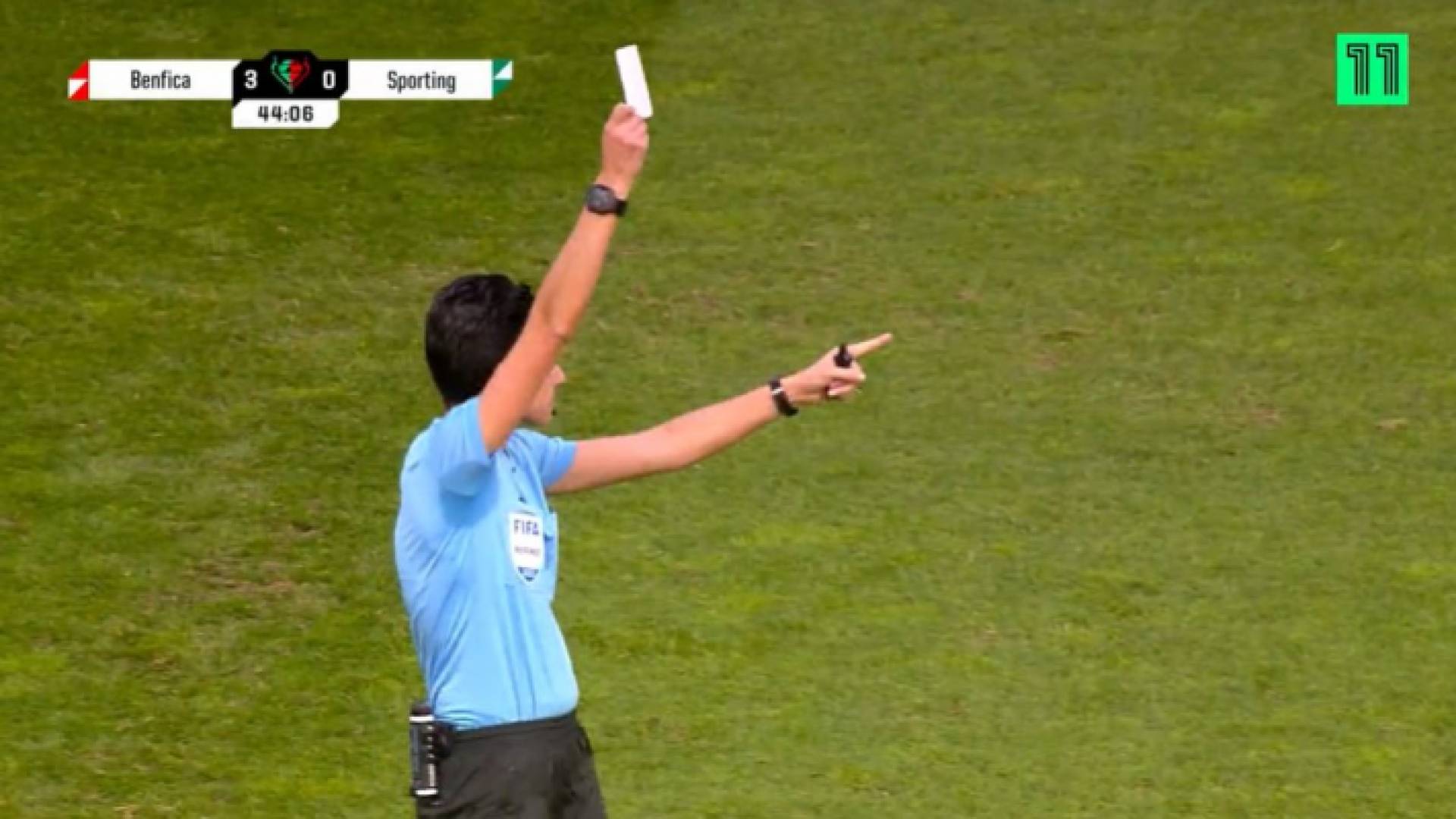 لحظة رفع البطاقة البيضاء